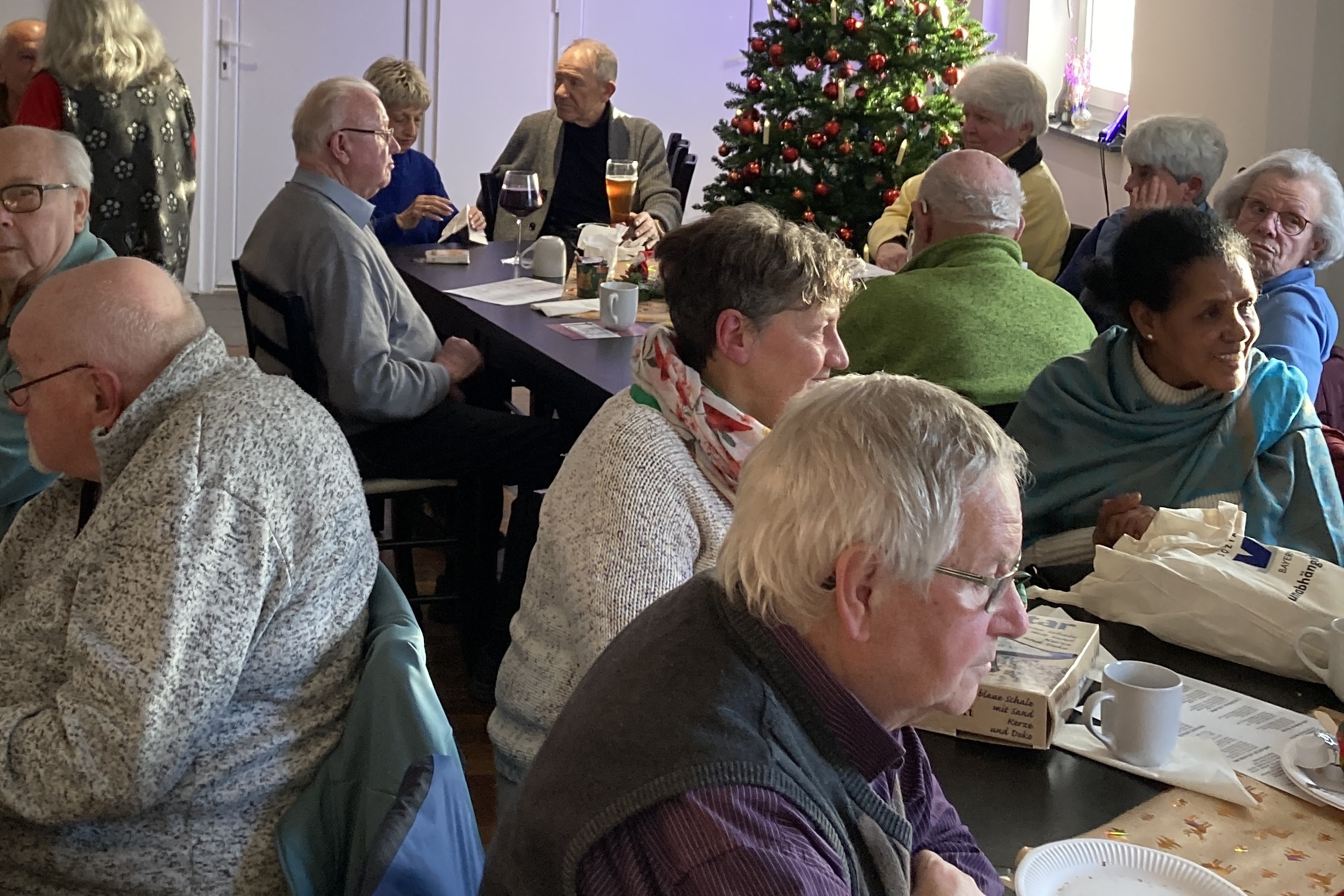 Mehrere Personen mit Kaffee beim Gespräch