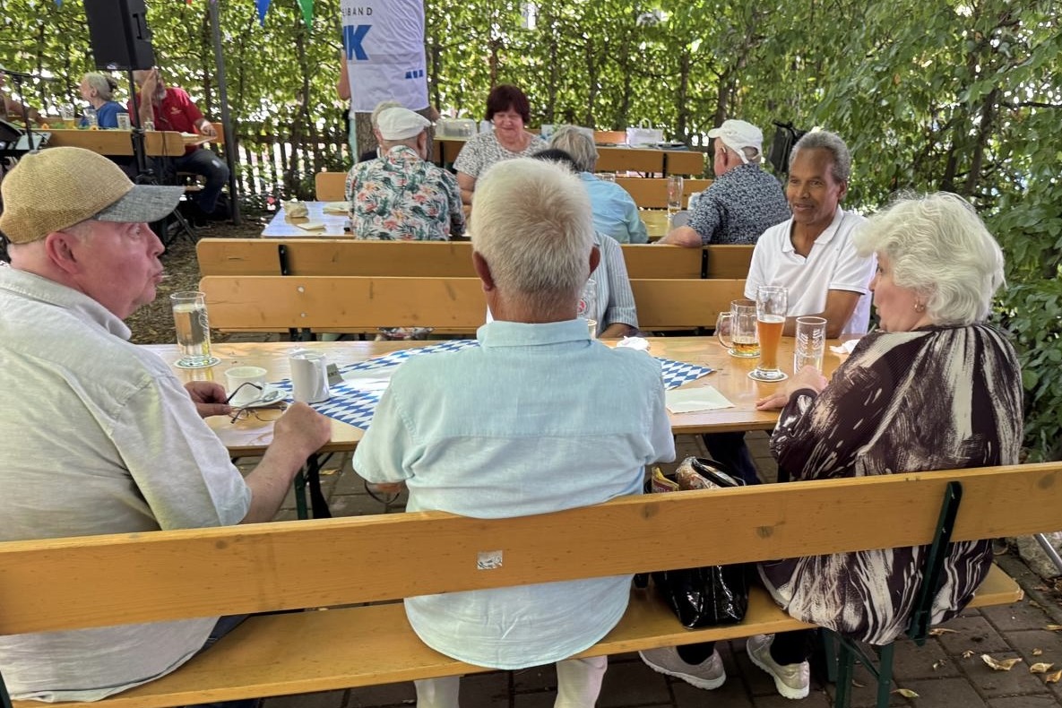 Mehrere Personen mit Kaffee beim Gespr&auml;ch