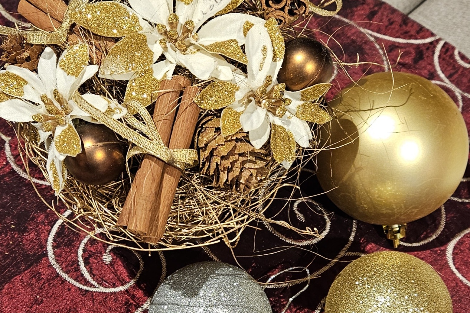 Tischdekoration mit Kugeln