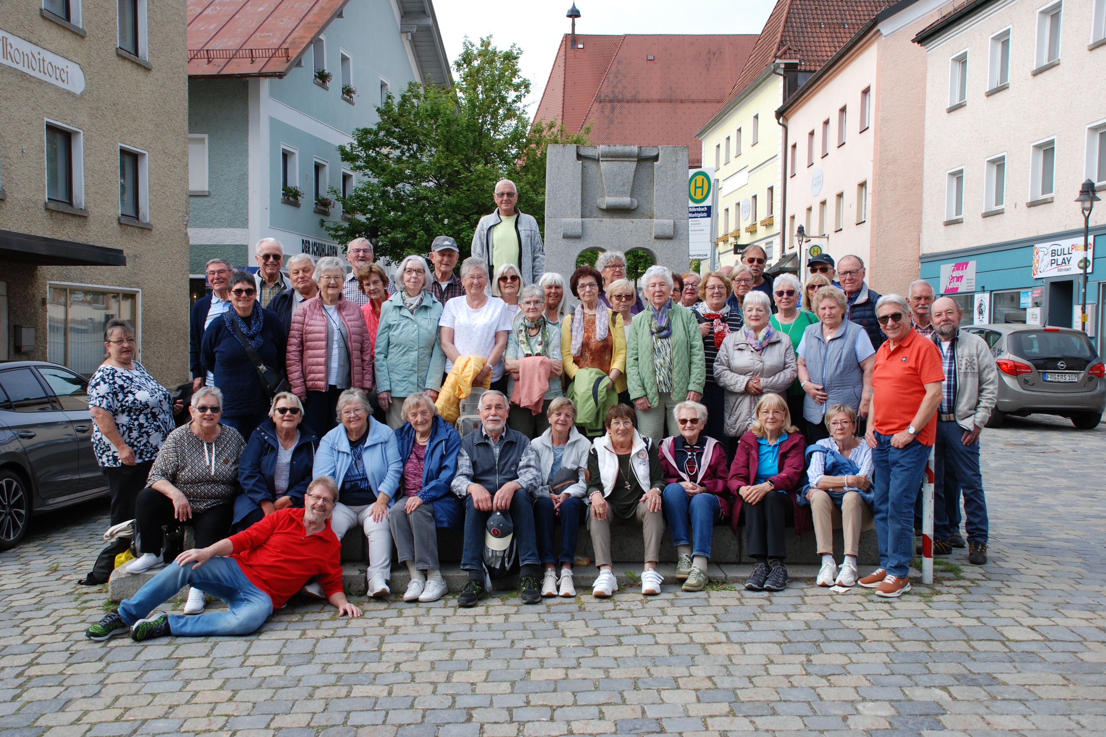 Die Reisegruppe am Brunnen vor dem Romantik Posthotel in R&ouml;hrnbach