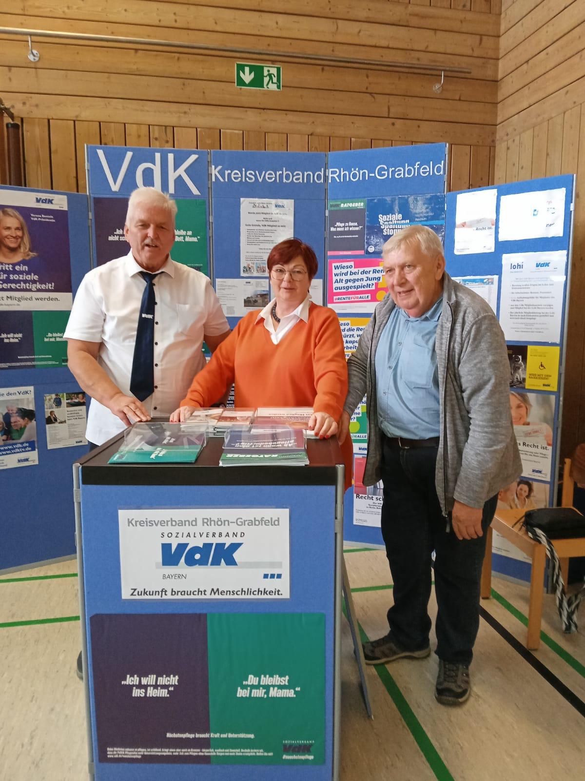 Infostand mit Mitarbeitern des VdK