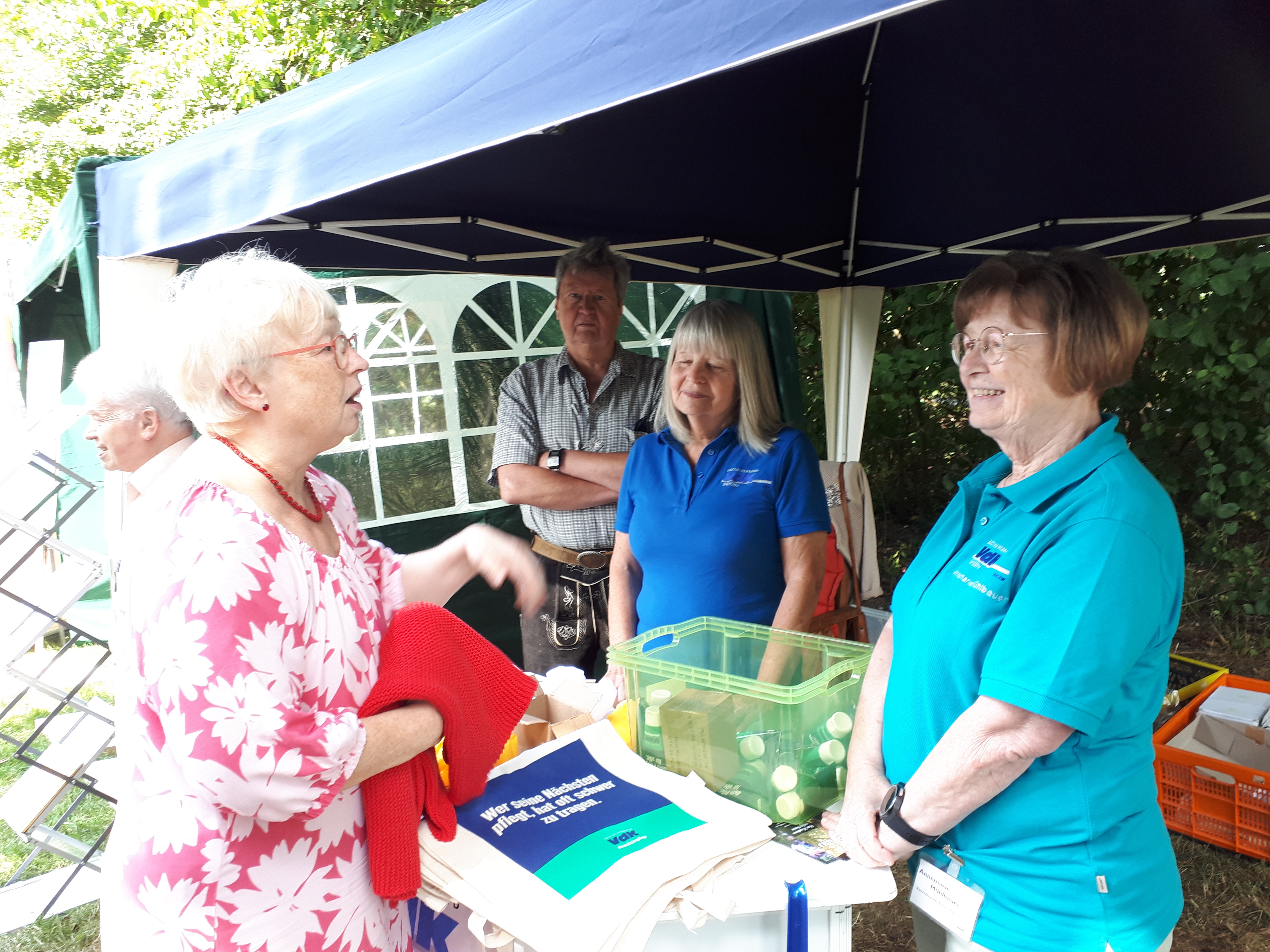 VdK-Infostand mit Besucher und VdK-Mitglieder