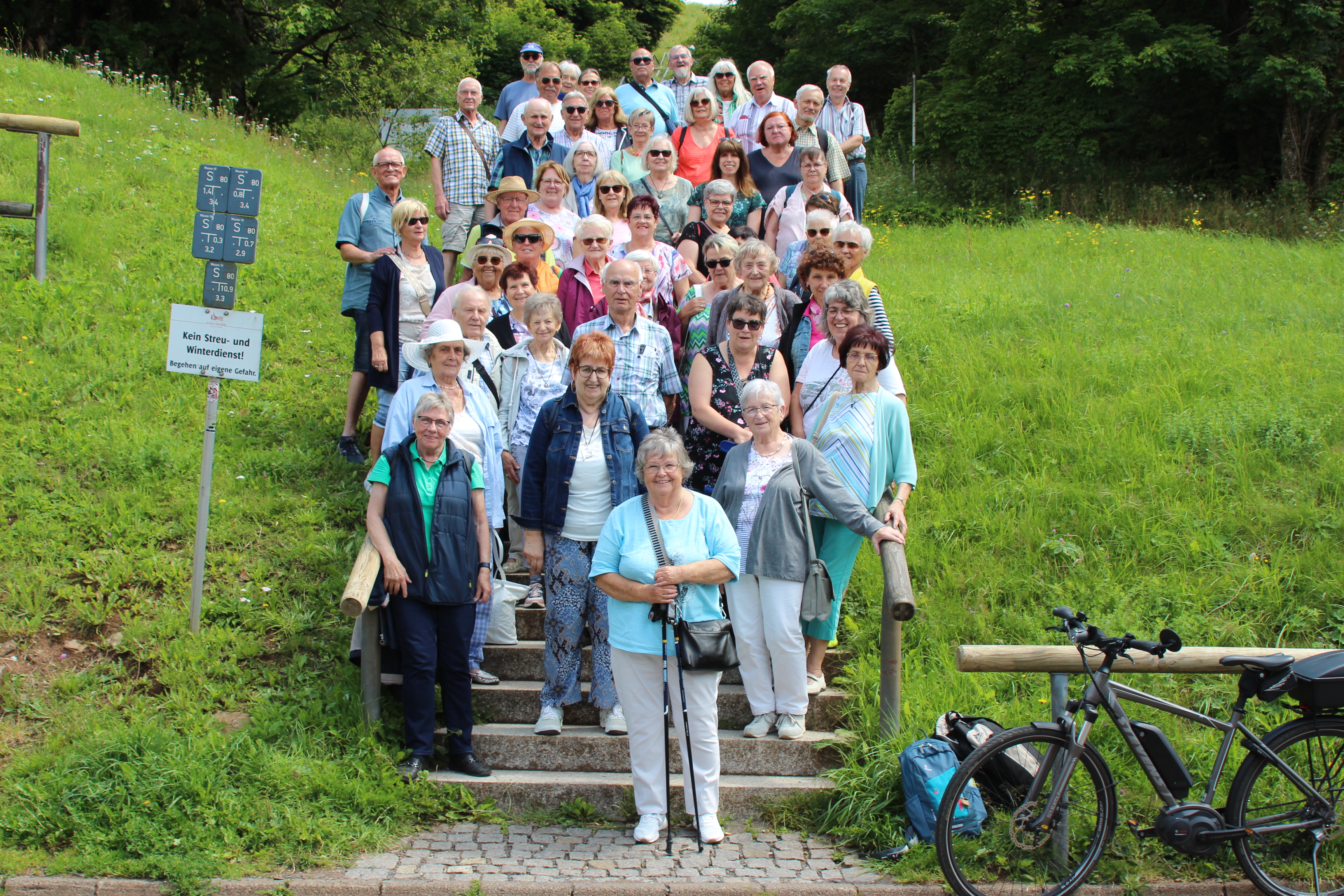 Die Reisegruppe auf der Treppe zu den drei Kreuzen