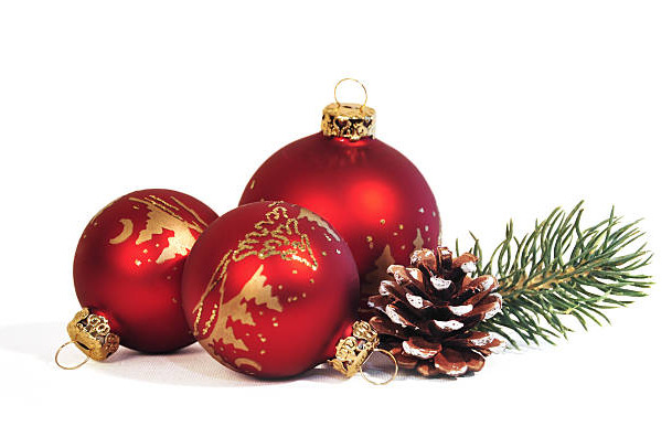 Weihnachtskugeln mit Tannenzweig 3 rote Weihnachtskugeln gold verziert; rechts davon ein Tannenzweig mit Tannenzapfen