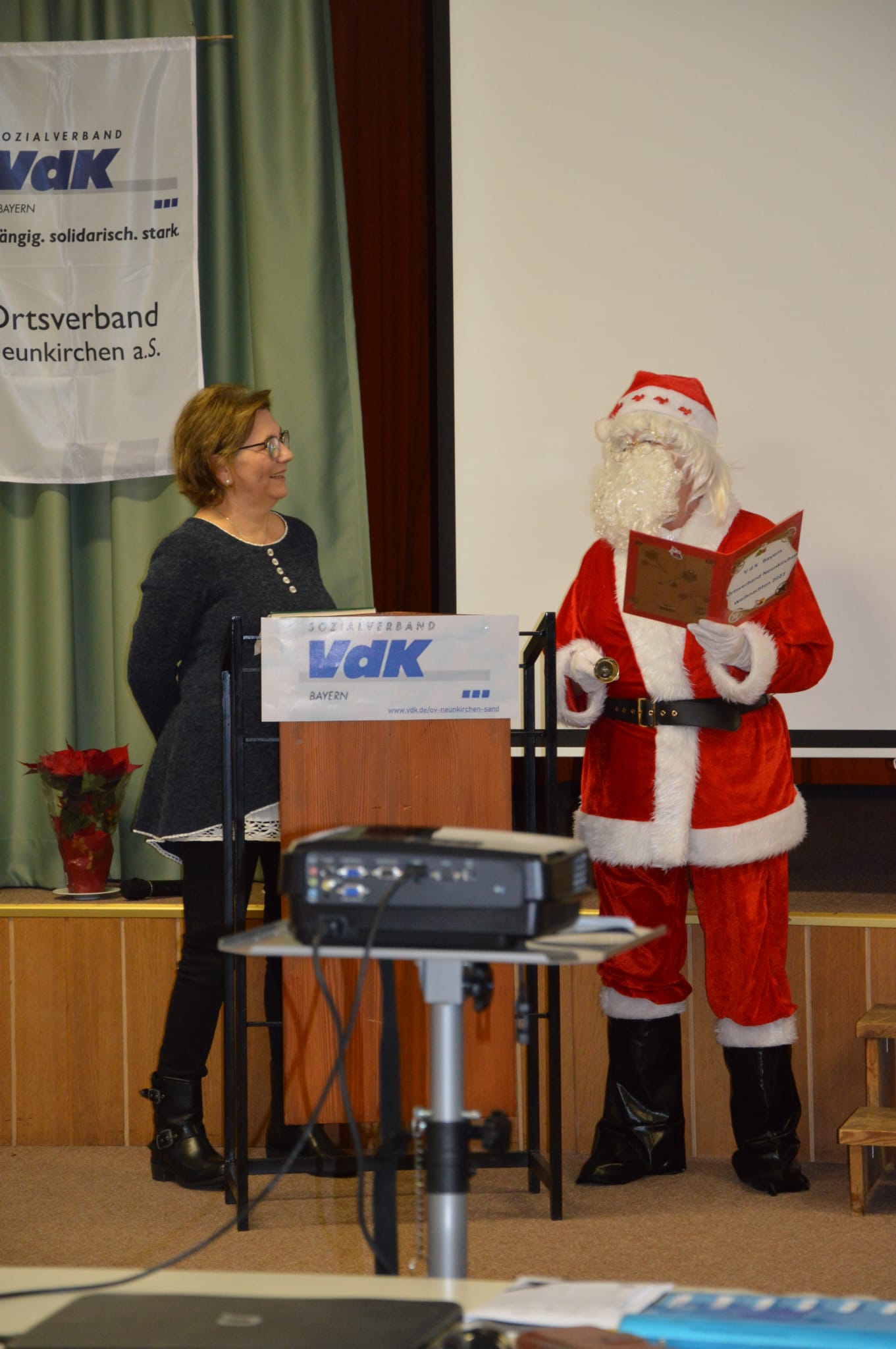 auf dem Bild sieht man Frau Herberth und den Nikolaus bei einer Rede zum Advent