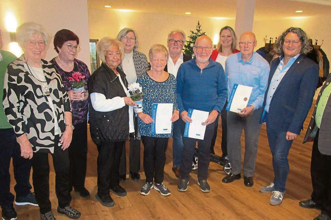 Die Geehrten mit VdK-Vorstandsmitgliedern und der zweiten B&uuml;rgermeisterin Maria Hohenester