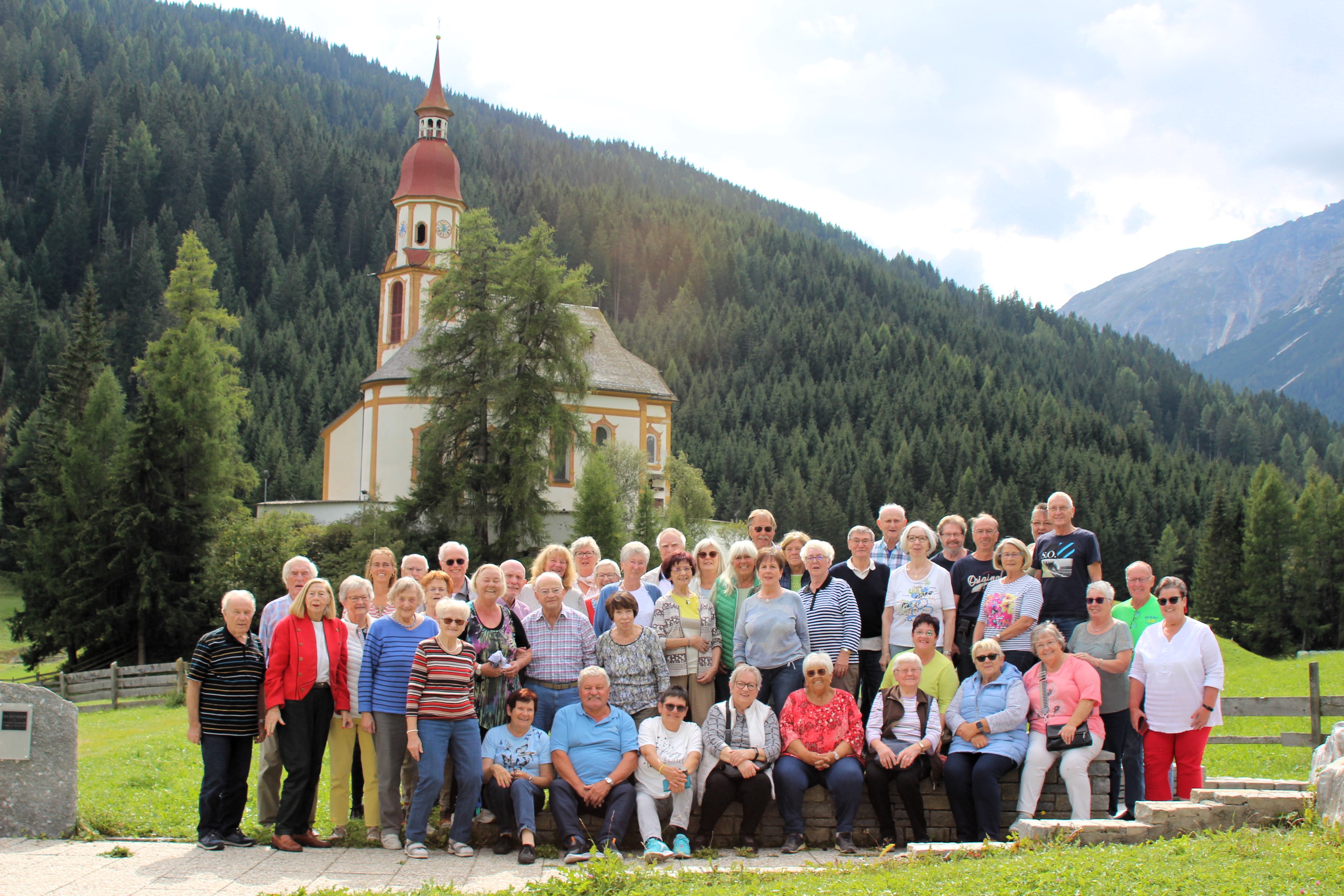 Die Reisegruppe im Schmirntal im Ort Obernberg