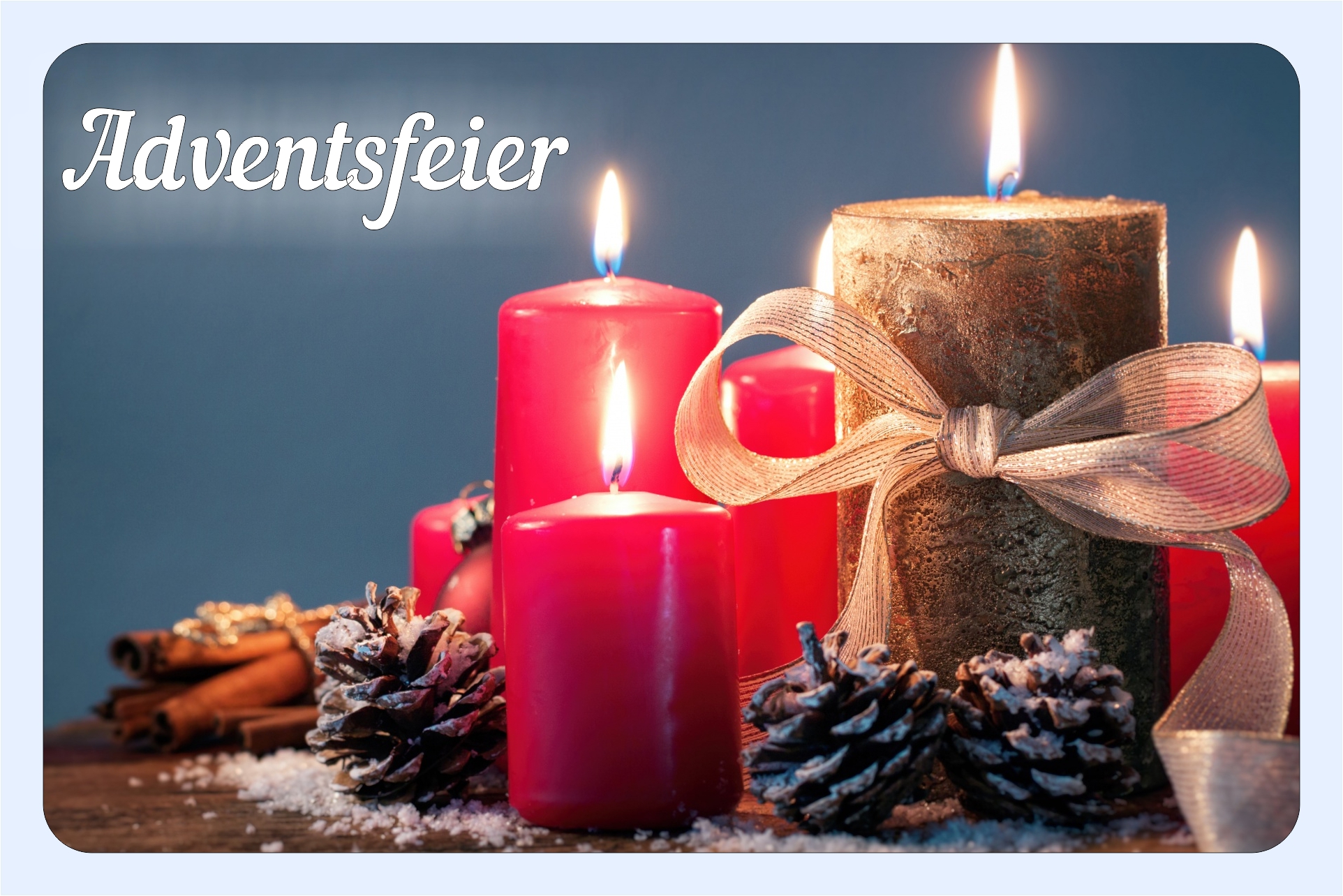 Auf dem Bild ist ein Adventskranz mit brennenden Kerzen