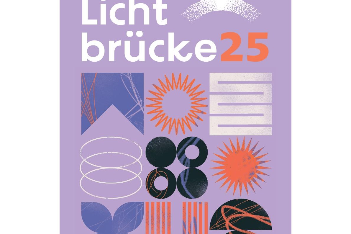 Auf violettem Hintergrund sind der Schriftzug Lichtbr&uuml;cke 25 sowie abstrakte geometrische Figuren und der Zeitraum des Festivals, 18. bis 21. Dezember 2025, zu sehen.