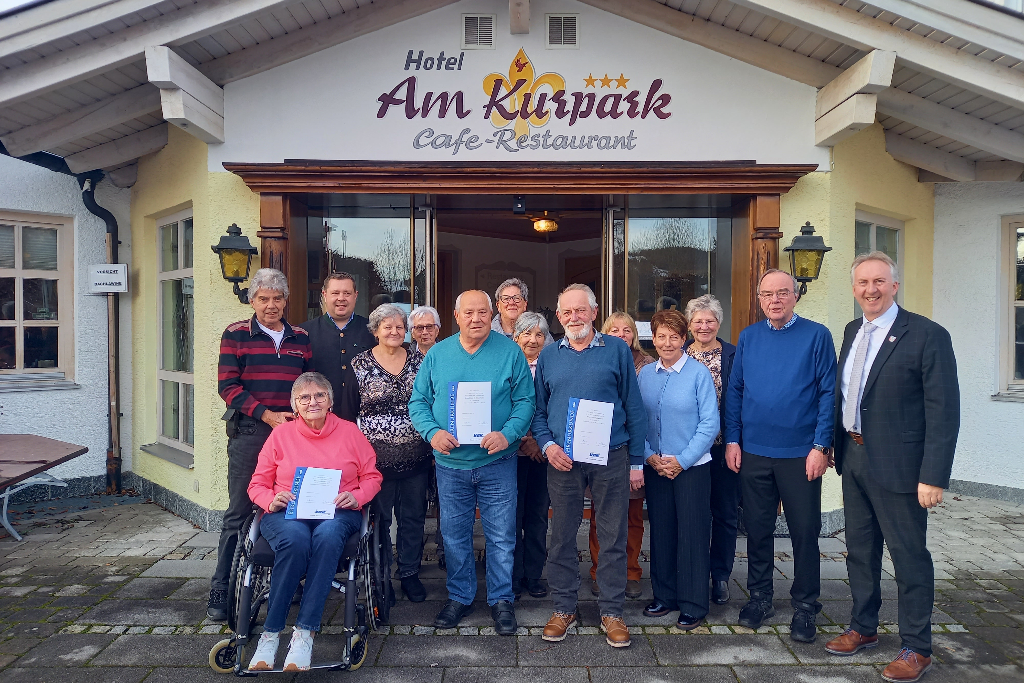 Foto (Andrea Plenk) von links nach rechts: Fritz Haller, Hildegard Haller, Michael Adam, Erika Vogl, Ingeborg Fischer, Marcello di Propero, Evelin Gschneidinger, Josefine Bergmann, Hans Niedermeier, Elfriede Holzer, Elisabeth Ellerbeck, Egbert Thole Foto (Andrea Plenk) von links nach rechts: Fritz Haller, Hildegard Haller, Michael Adam, Erika Vogl, Ingeborg Fischer, Marcello di Propero, Evelin Gschneidinger, Josefine Bergmann, Hans Niedermeier, Elfriede Holzer, Elisabeth Ellerbeck, Egbert Thole und Helmut Plenk.