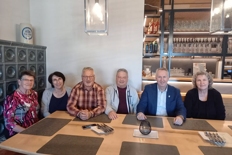 Bildunterschrift Vorstandschaft des VdK Ortsvereins mit Kreisgesch&auml;ftsf&uuml;hrer Helmut Plenk Evi Wildfeuer, Margot Weber, Franz Peichel, Peter Keilhofer, Helmut Plenk, Rosemarie Schmid