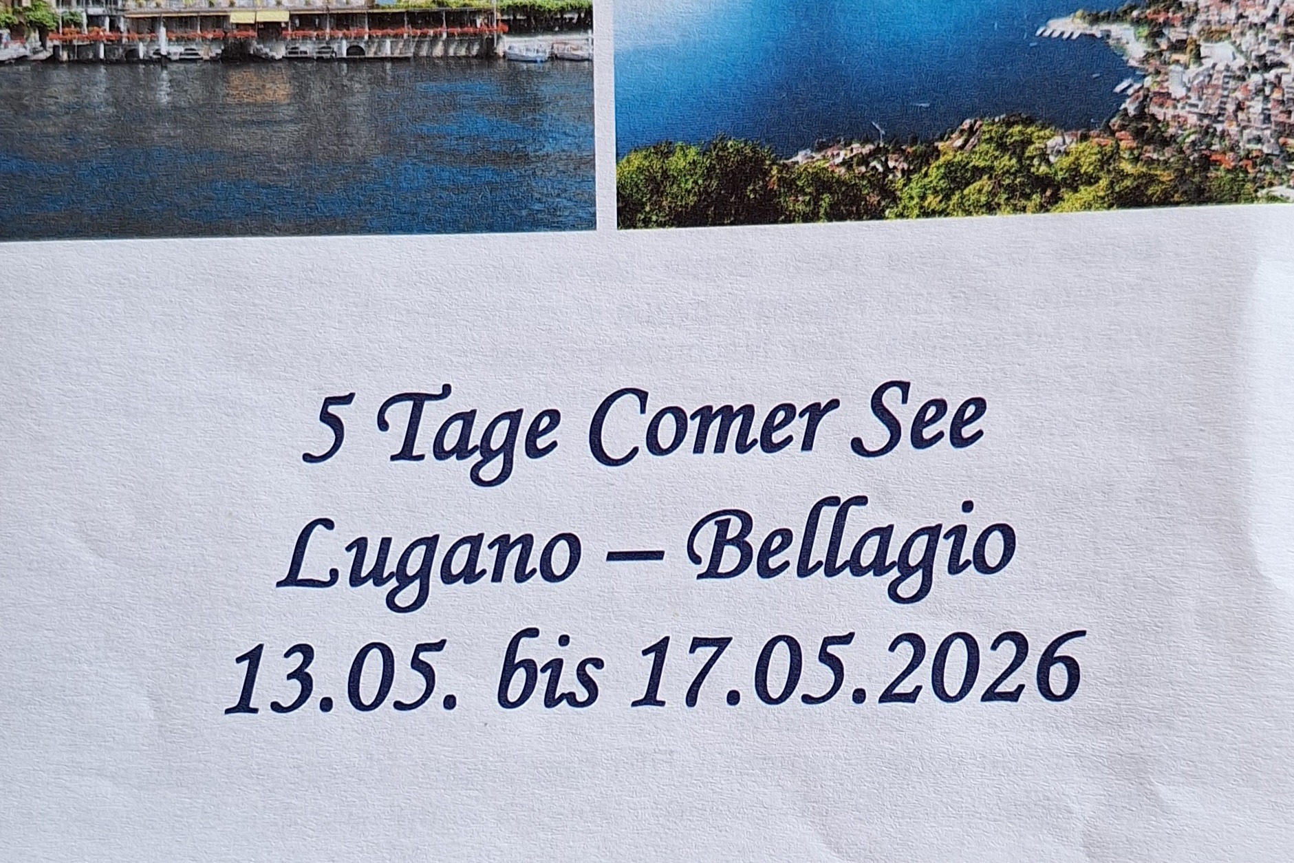 Ein gr&uuml;ner Bus durchquert die Wiesenlandschaft mit Bergen im Hintergrund.