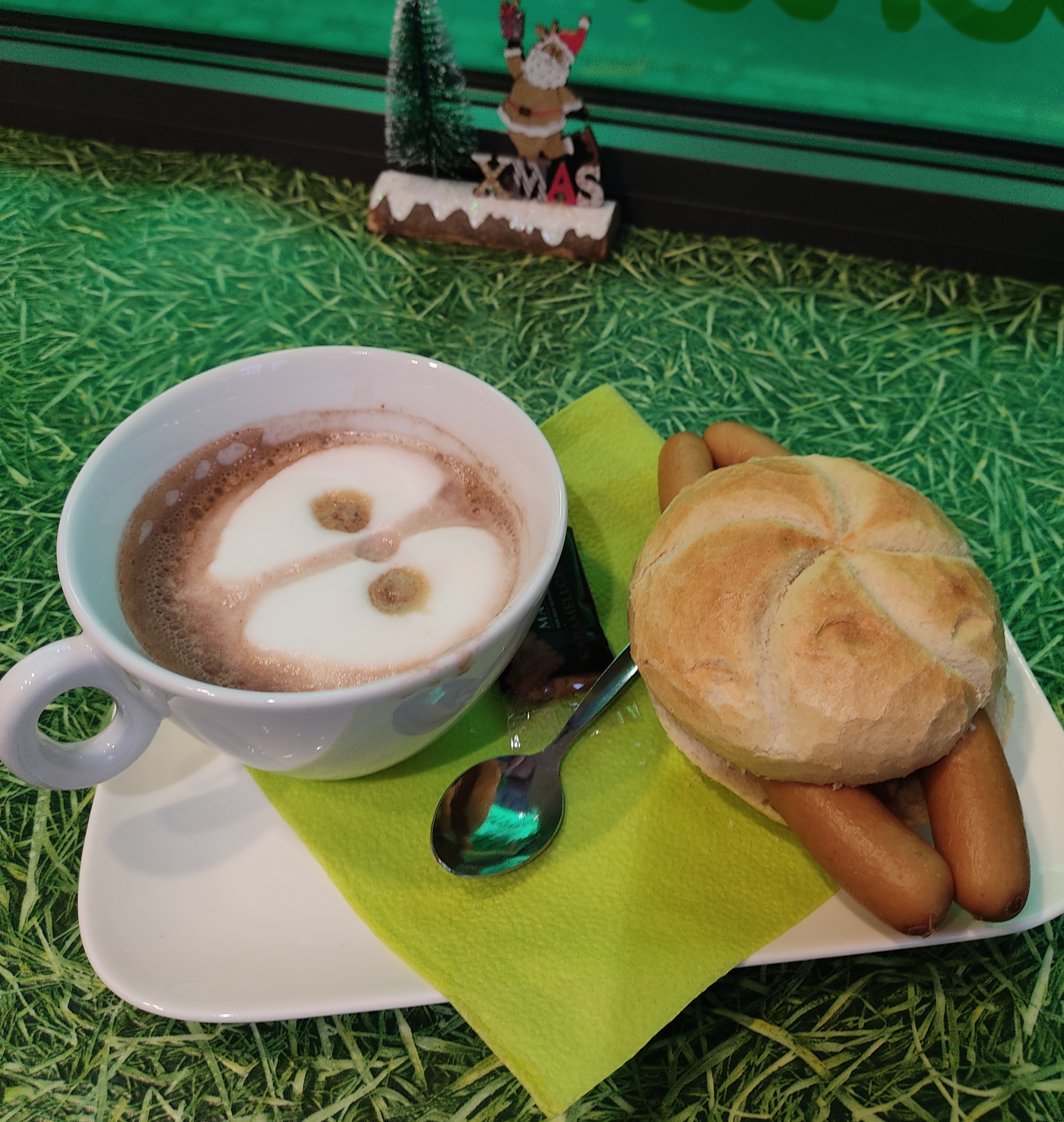 Bild: Kaffee und Würstchen