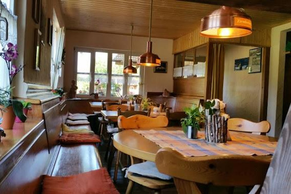 Gastraum des &bdquo;HaarterKeller&ldquo;mit Blickrichtung Eingangsbereich