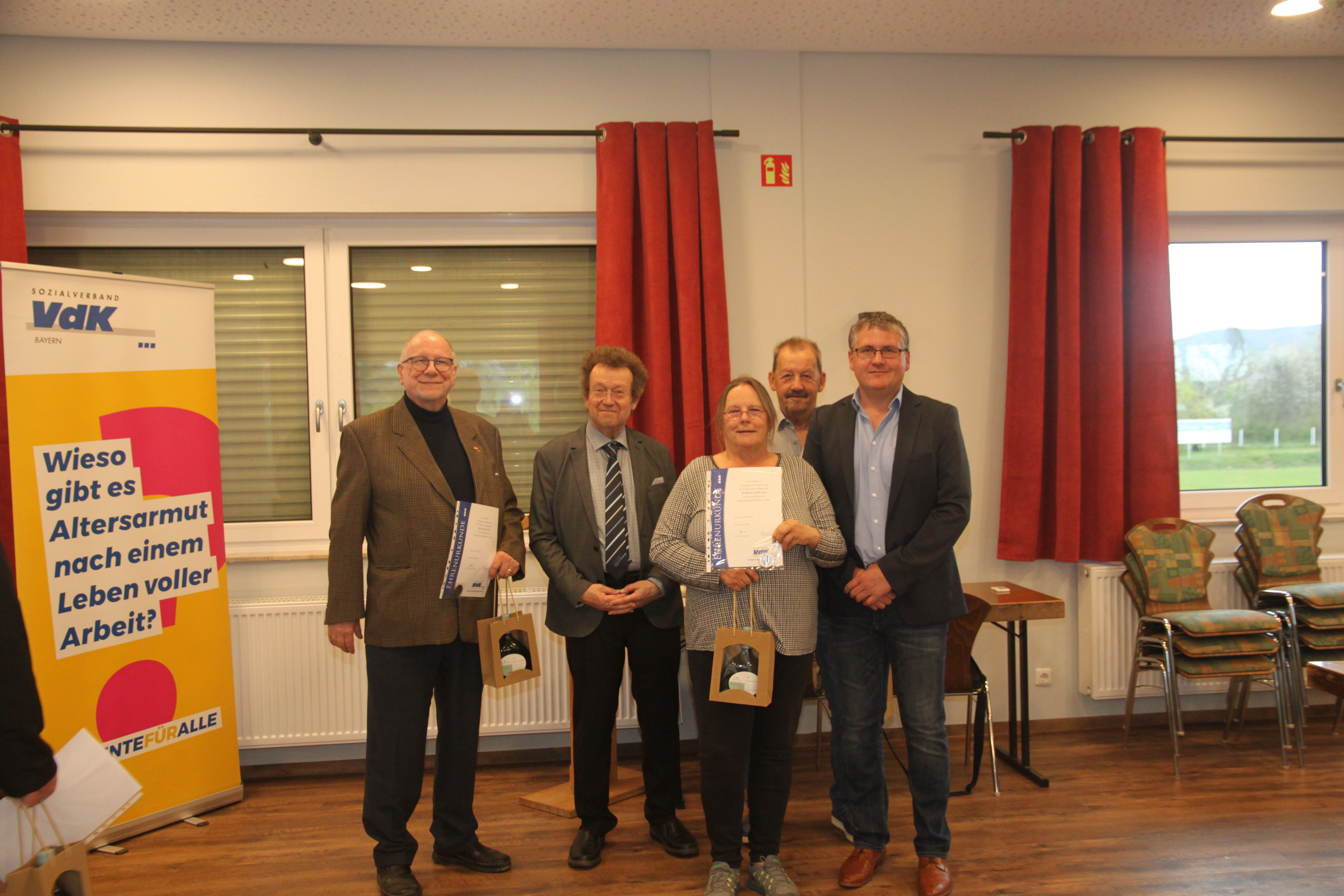 Auf dem Foto sind abgebildet von links: Wolfgang Caps, Alfons Obernhuber, Gudrun Csencsits, Georg Bauer und G&uuml;nther Edl