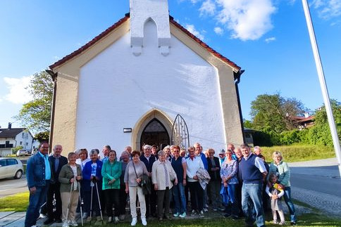 Bildbeschreibung: Nach der Maiandacht versammelten sich ein Gro&szlig;teil der Besucher vor der Dorfkapelle in Pr&uuml;nst zum gemeinsamen Foto