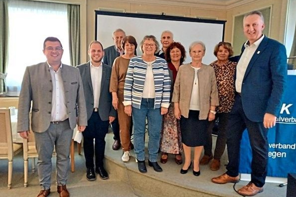 Bei der Jahreshauptversammlung: die Vorstandschaft des VdK-Ortsverbandes mit Bürgermeister Andreas Kroner (links), Stadtpfarrer Marco Stangl (2.v.l.) und Kreisgeschäftsführer des Kreisverbandes Arberland Helmut Plenk (rechts). Bei der Jahreshauptversammlung: die Vorstandschaft des VdK-Ortsverbandes mit Bürgermeister Andreas Kroner (links), Stadtpfarrer Marco Stangl (2.v.l.) und Kreisgeschäftsführer des Kreisverbandes Arberland Helmut Plenk (rechts).