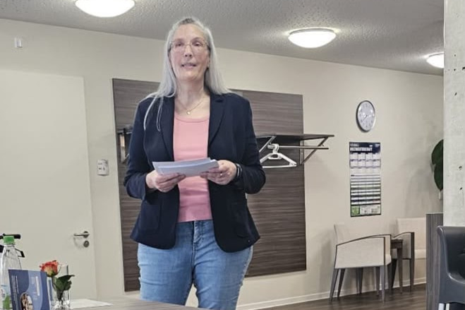 Frau Holler h&auml;lt den Vortrag