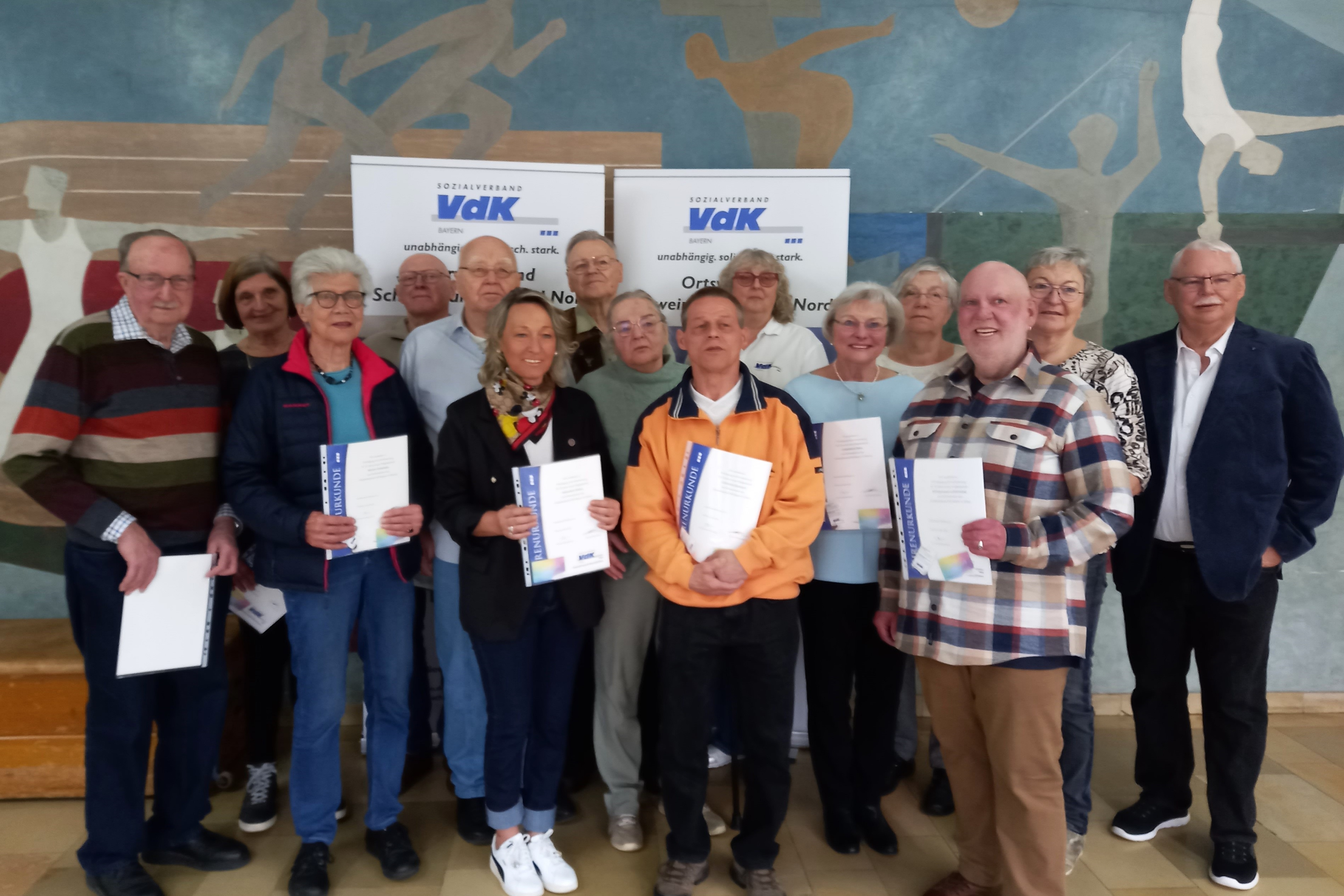 Bild mit den anwesenden Geehrten Bild mit den anwesenden Geehrten