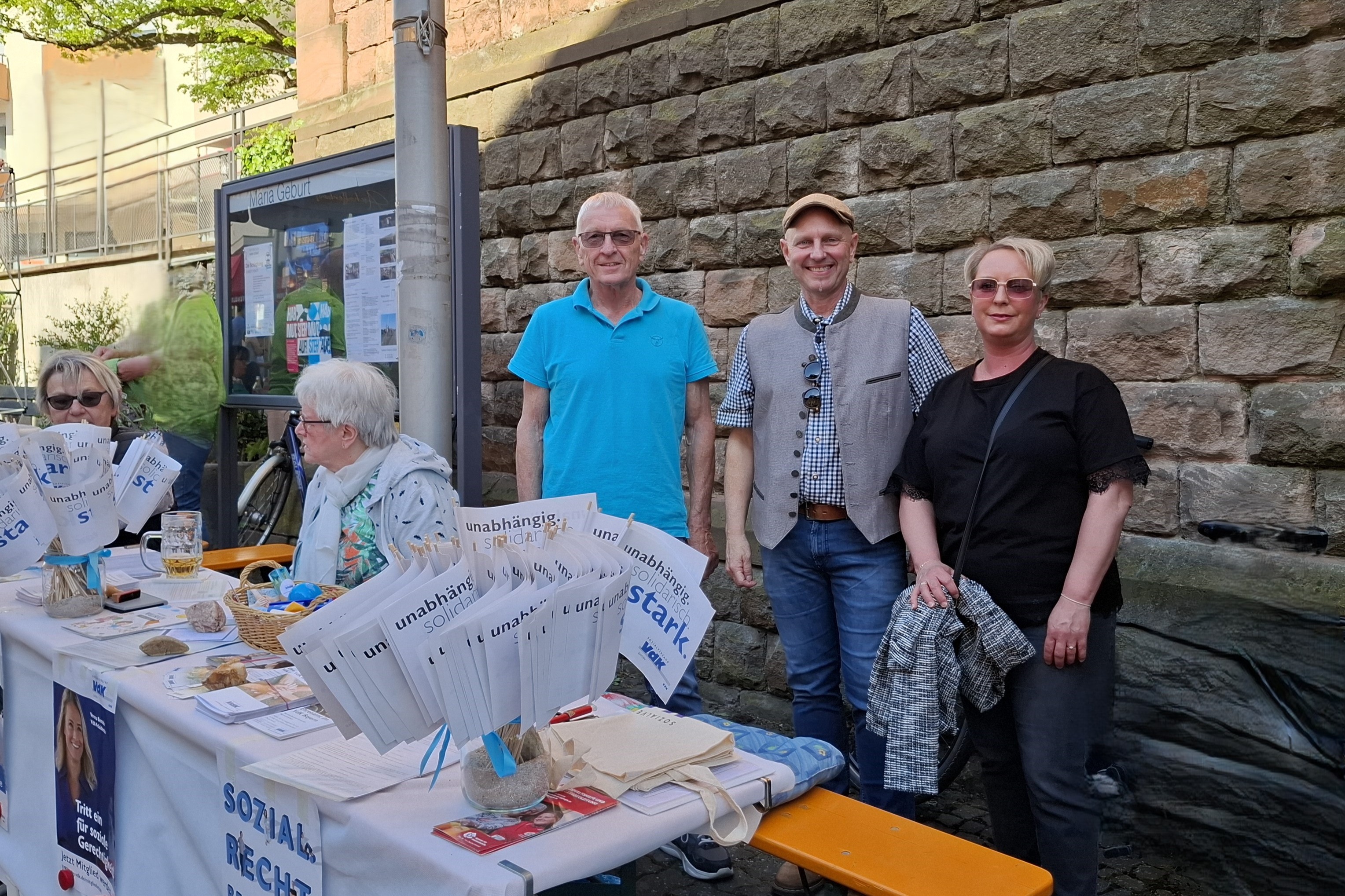 VdK Infostand hinten v.l. Vorsitzender Karl Heinz Jahn, B&uuml;rgermeister Eric Leiderer mit Frau, v.l. Kassiererin Christa Reinhart, Beisitzerin Thea Hirsch