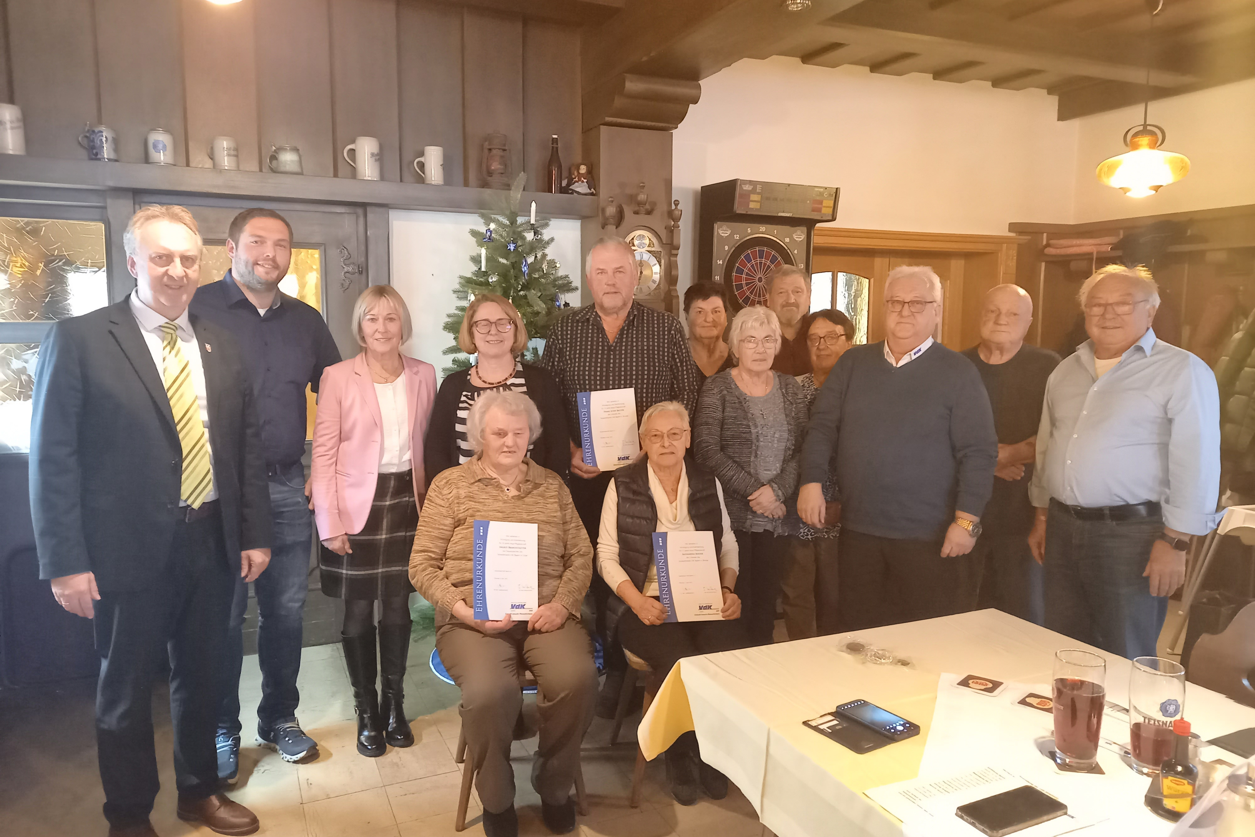 Foto: Andrea Plenk Im Bild von links stehend: Helmut Plenk, Josef Saller, Gabi Wittenzellner, Petra Engelmeier , Franz Batzer, Christine Knoll, Ludwig Aigner, Mathilde Michl, Frau Irene Wagner, Vorstand Franz Wagner, dahinter 2. Vorstand Jacke Rolf und Nikolaus H&ouml;nig. Erste Reihe Sitzend, Frau Ingrid Brandst&auml;tter und Frau Katharina Mader.