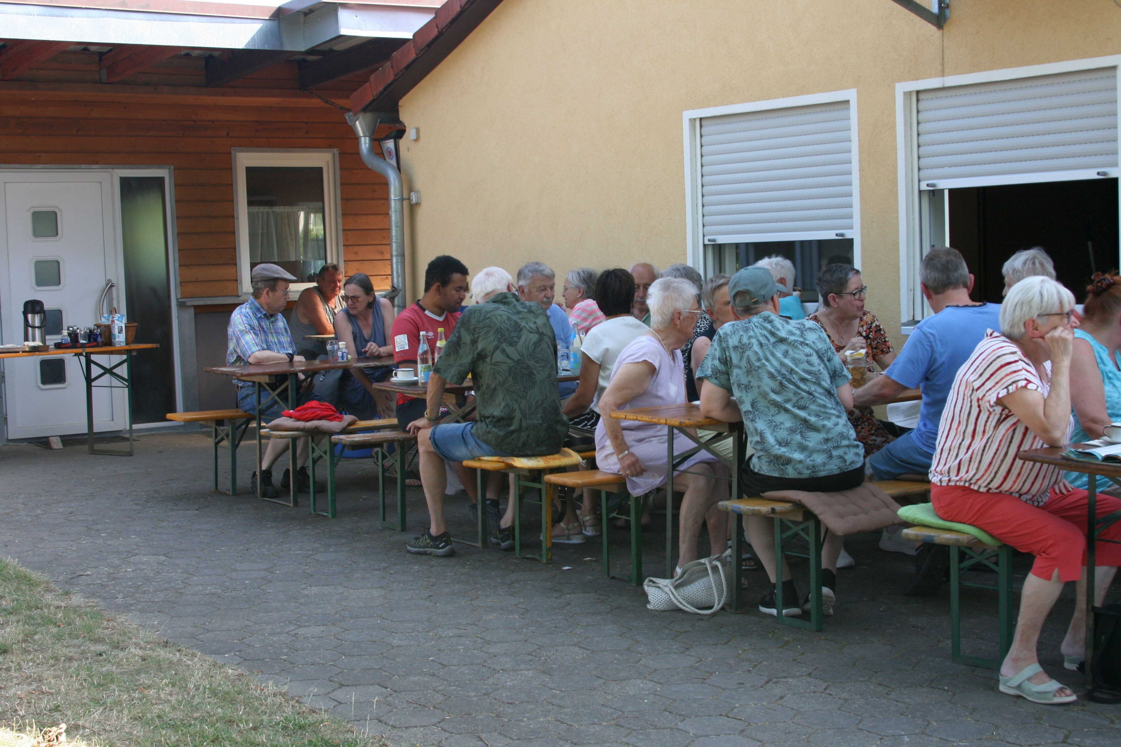 Teilnehmer/-innen beim Kaffeekr&auml;nzchen bei Chiccos Gartensch&auml;nke in der Hugo Post Kleingartenanlage