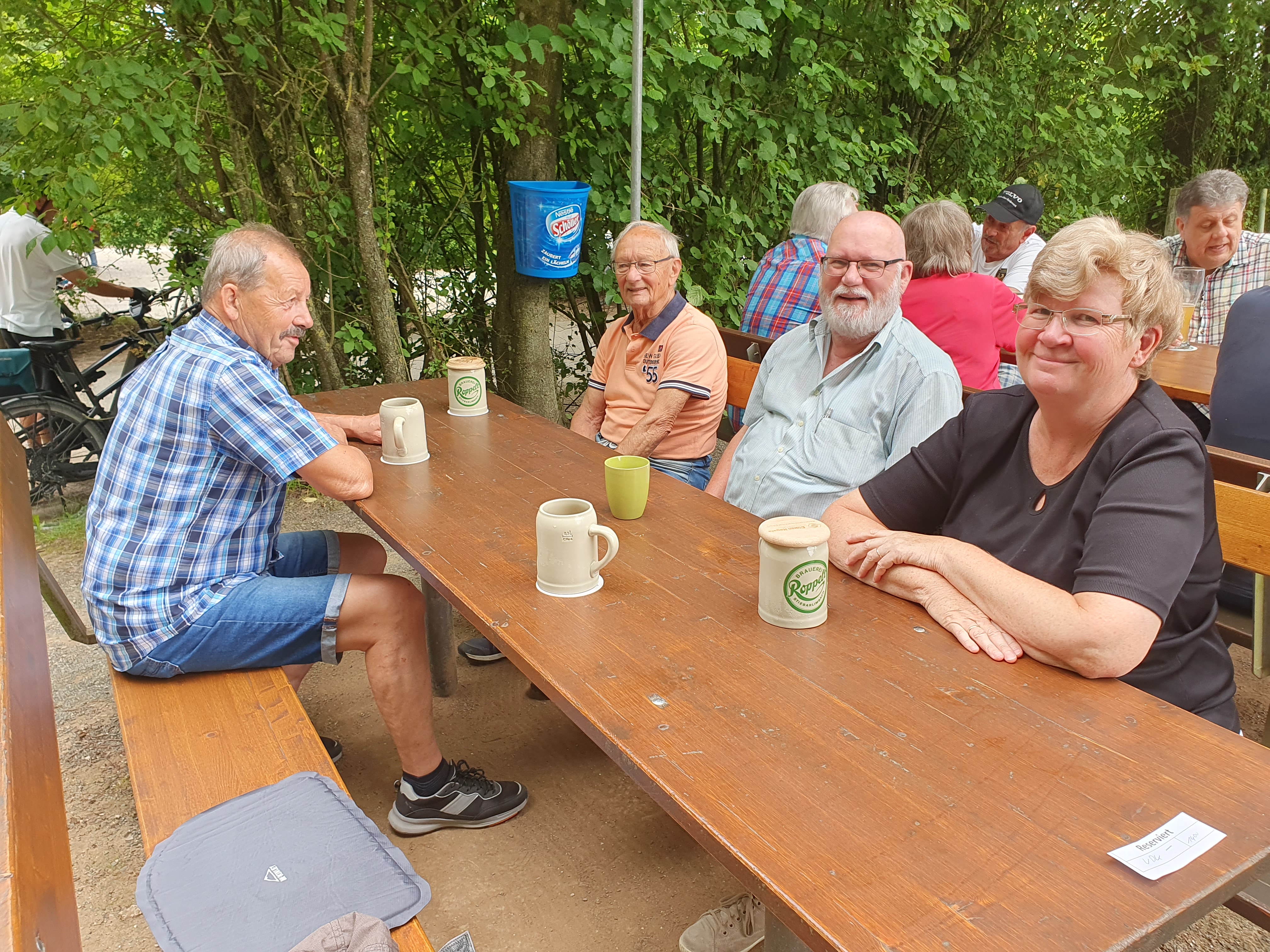 Teilnehmer beim Kellerbesuch