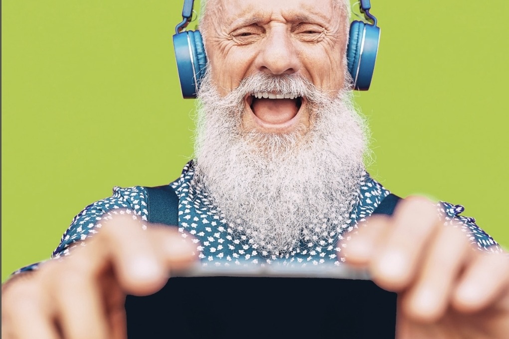 Senioren um Netu Ein Aufreißerfoto mit einem spaßigen Senior im Netz