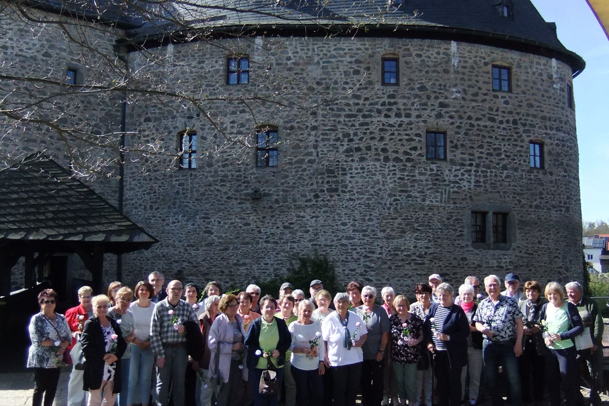 Die Mitglieder der Ausflugsfahrt vor der Burg Falkenstein