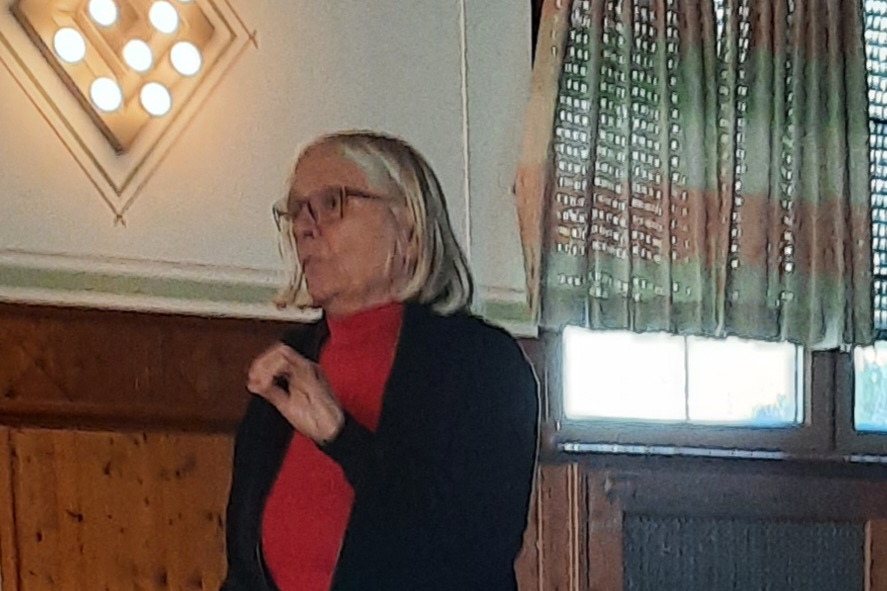 Frau Schönnenbeck beim Vortrag