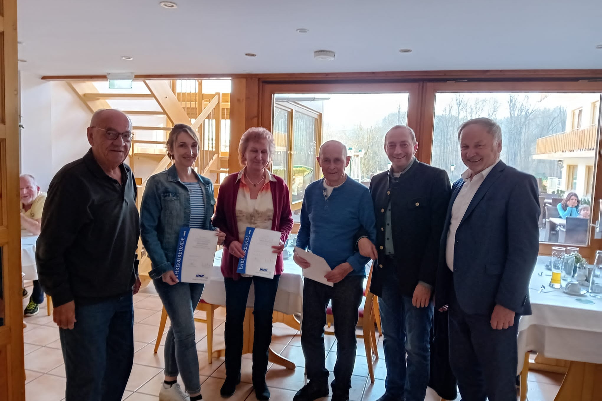 Ehrung f&uuml;r langj&auml;hrige Mitglieder v.l.Vorsitzender Heinz Stefani; Diana Grosser (10Jahre); Monika Birkeneder (20Jahre); Meinhard Bernkopf (30Jahre); B&uuml;rgermeister Franz Langer und Kreisvorsitzender Willi Wagenpfeil.