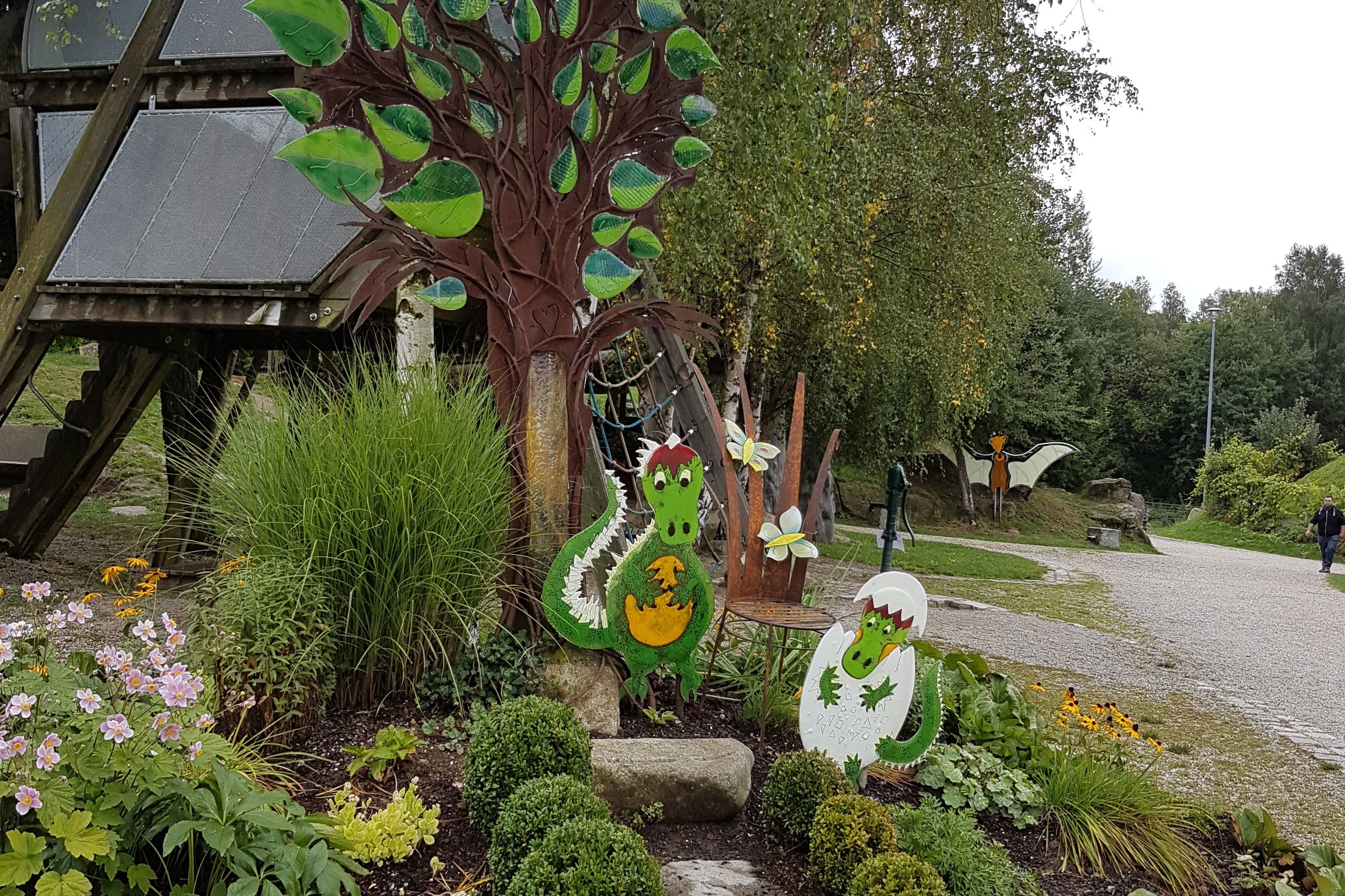 Besuch Glasmanufaktur im Bayerischen Wald Das Bild zeigt Beispiele für Gartendeko aus der Glasmanufaktur
