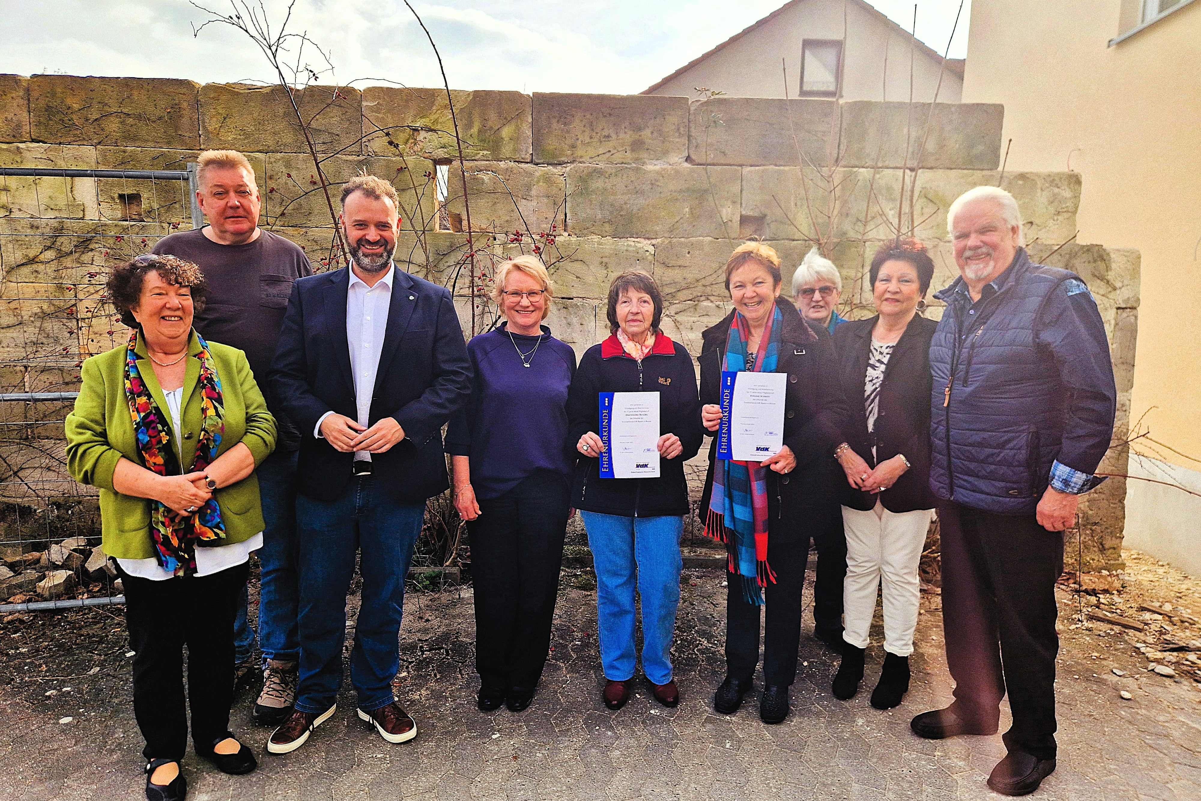 Die geehrten Frau Hannelore Tuschel und Frau Eveline Schmid, eingerahmt von der Vorstandschaft des VdK, OV Lauf.