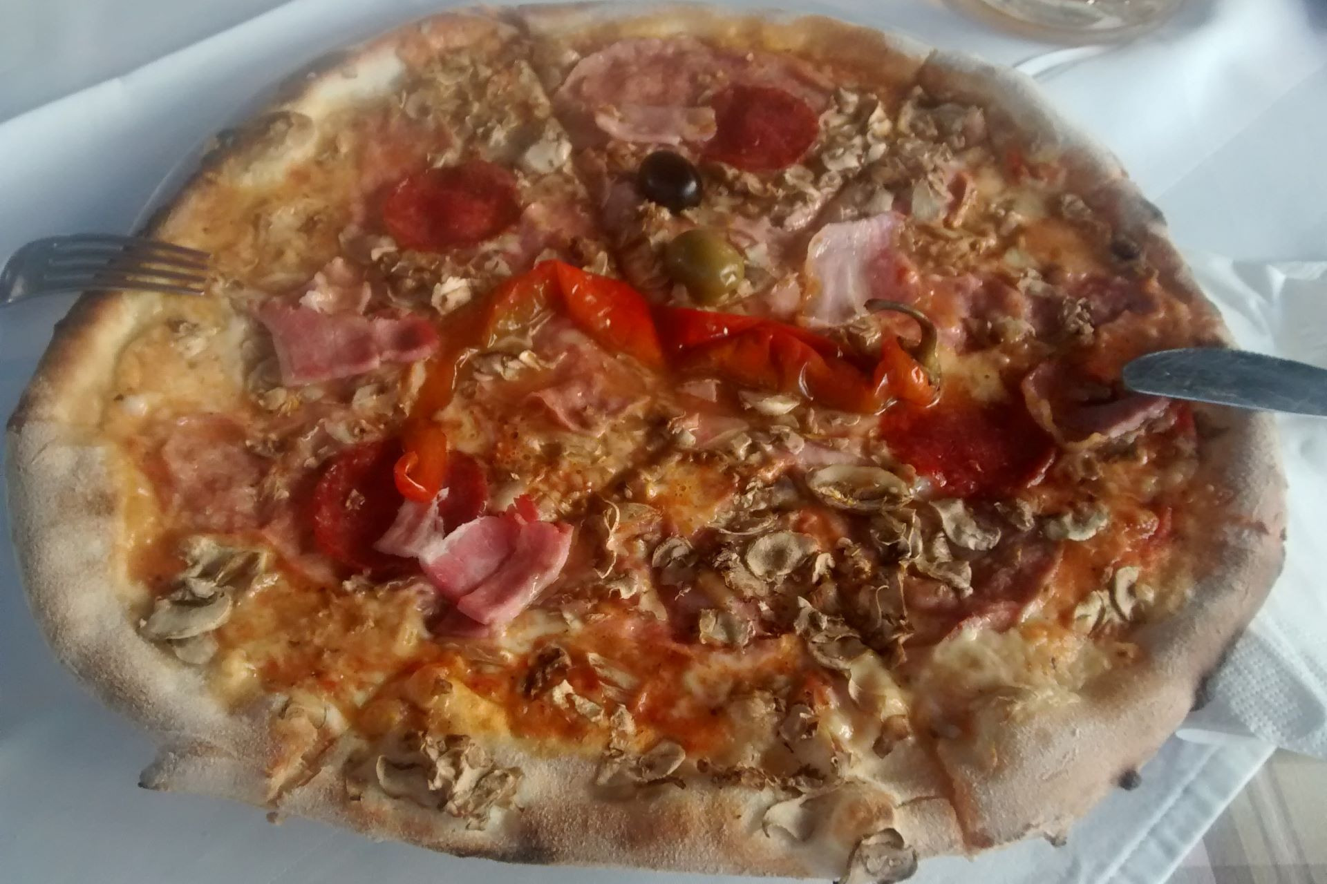 Eine gut belegte Pizza