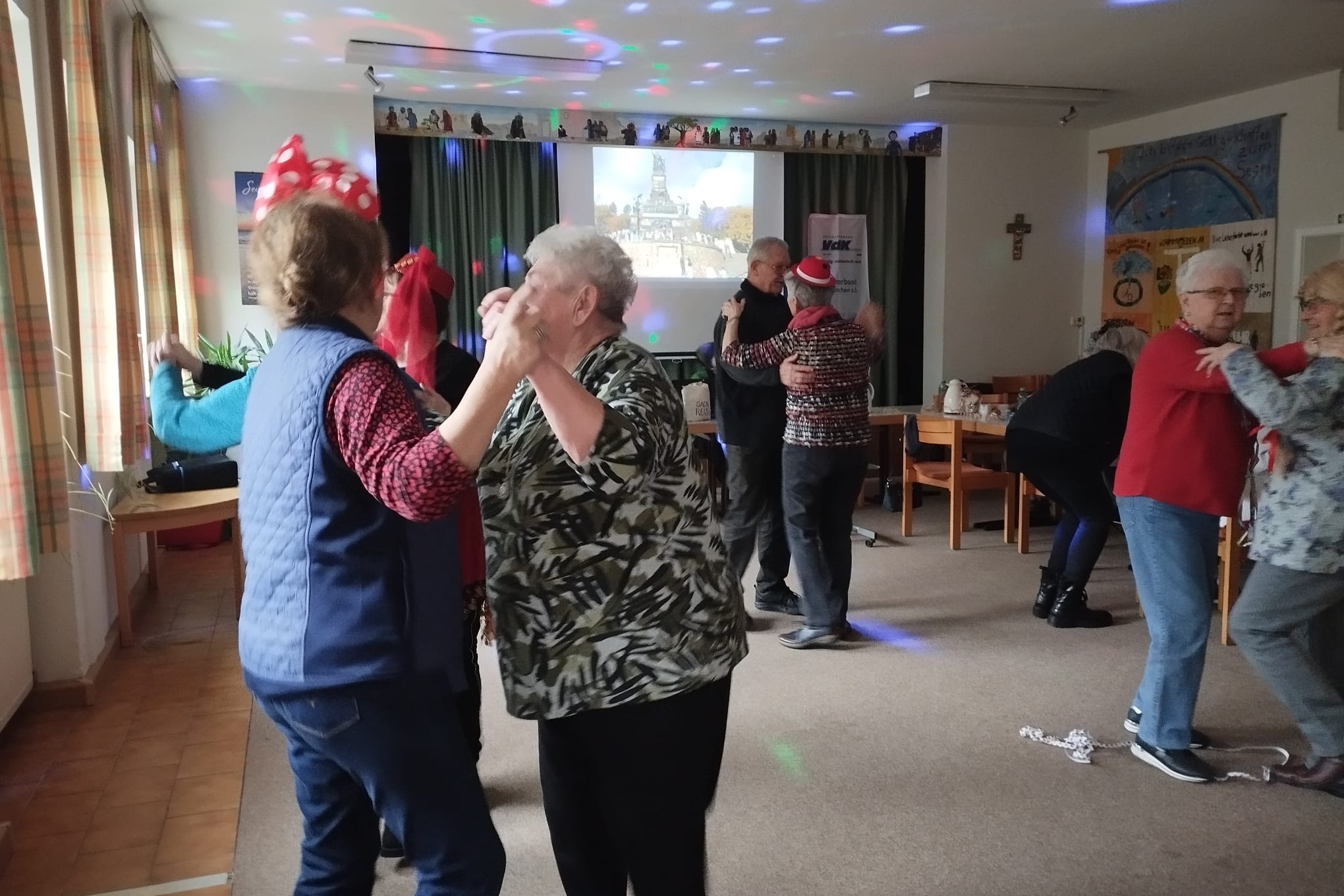 im Hintergrund sieht man die Leinwand mit Liedertext