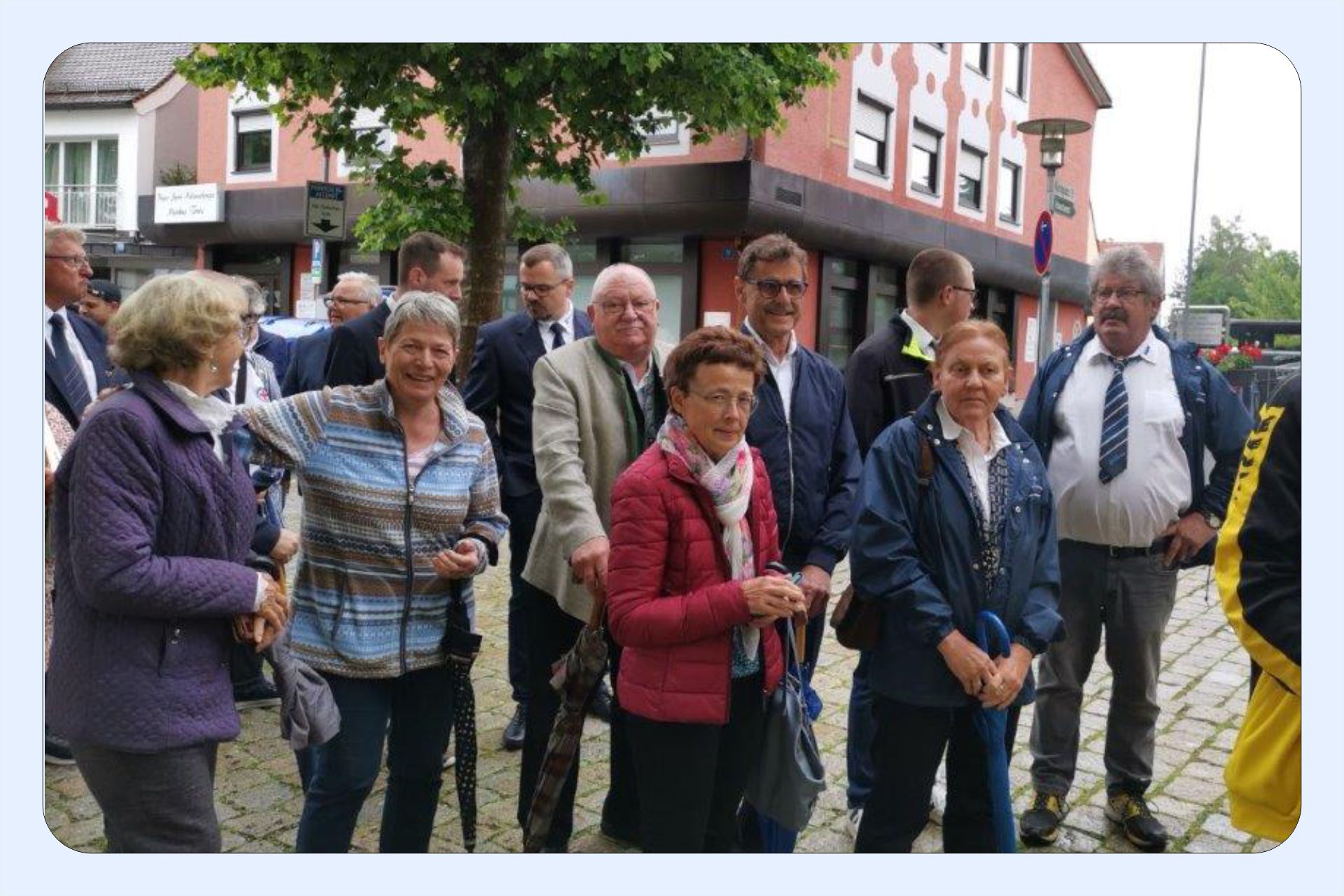 Zu sehen sind die Mitglieder des OV Pocking Fronleichnam 2024