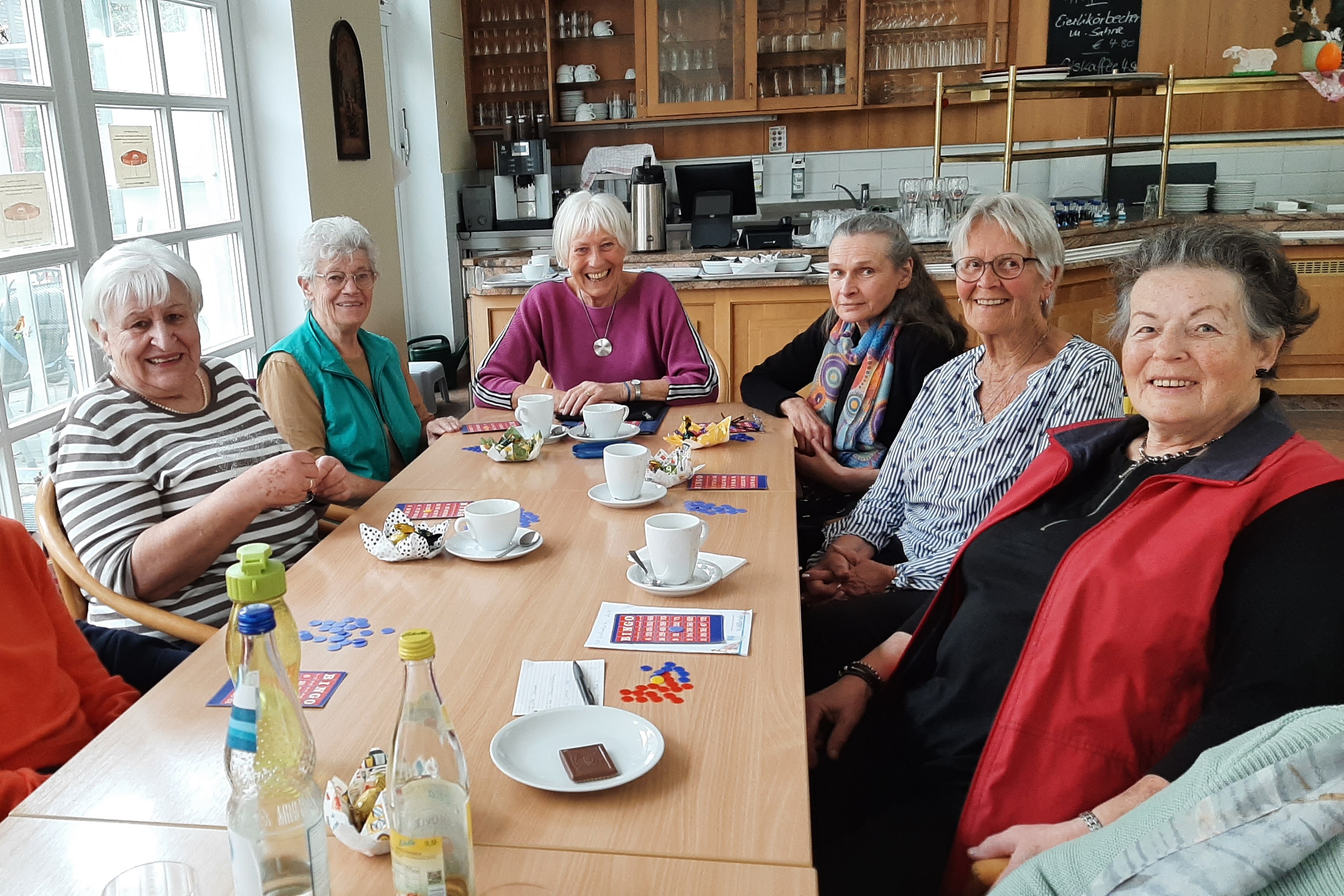 6 Teilnehmer der großen Spielegruppe, ganz rechts Ine Schatz-Reiser ein kleiner Teil der Spielegruppe