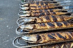 Photo von Makrelen auf dem Grillrost