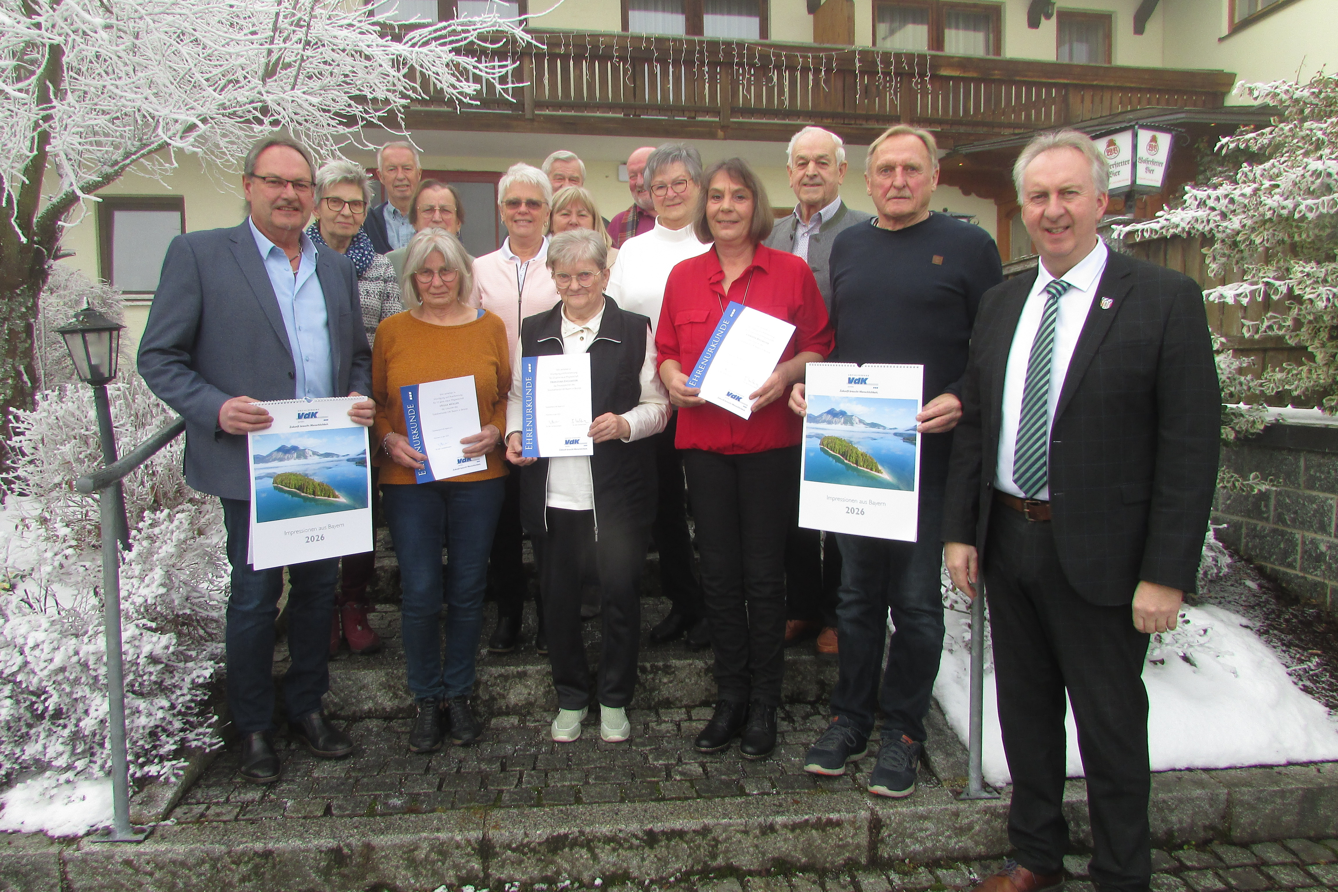 Bildbeschreibung: Die Ehreng&auml;ste B&uuml;rgermeister Adolf Muhr (links) Kreisgesch&auml;ftsf&uuml;hrer Helmut Plenk und Altb&uuml;rgermeister Willi Dietl (von rechts sowie die Vorstandschaft des Ortsverbandes nahmen die langj&auml;hrigen Mitglieder in die Mitte.