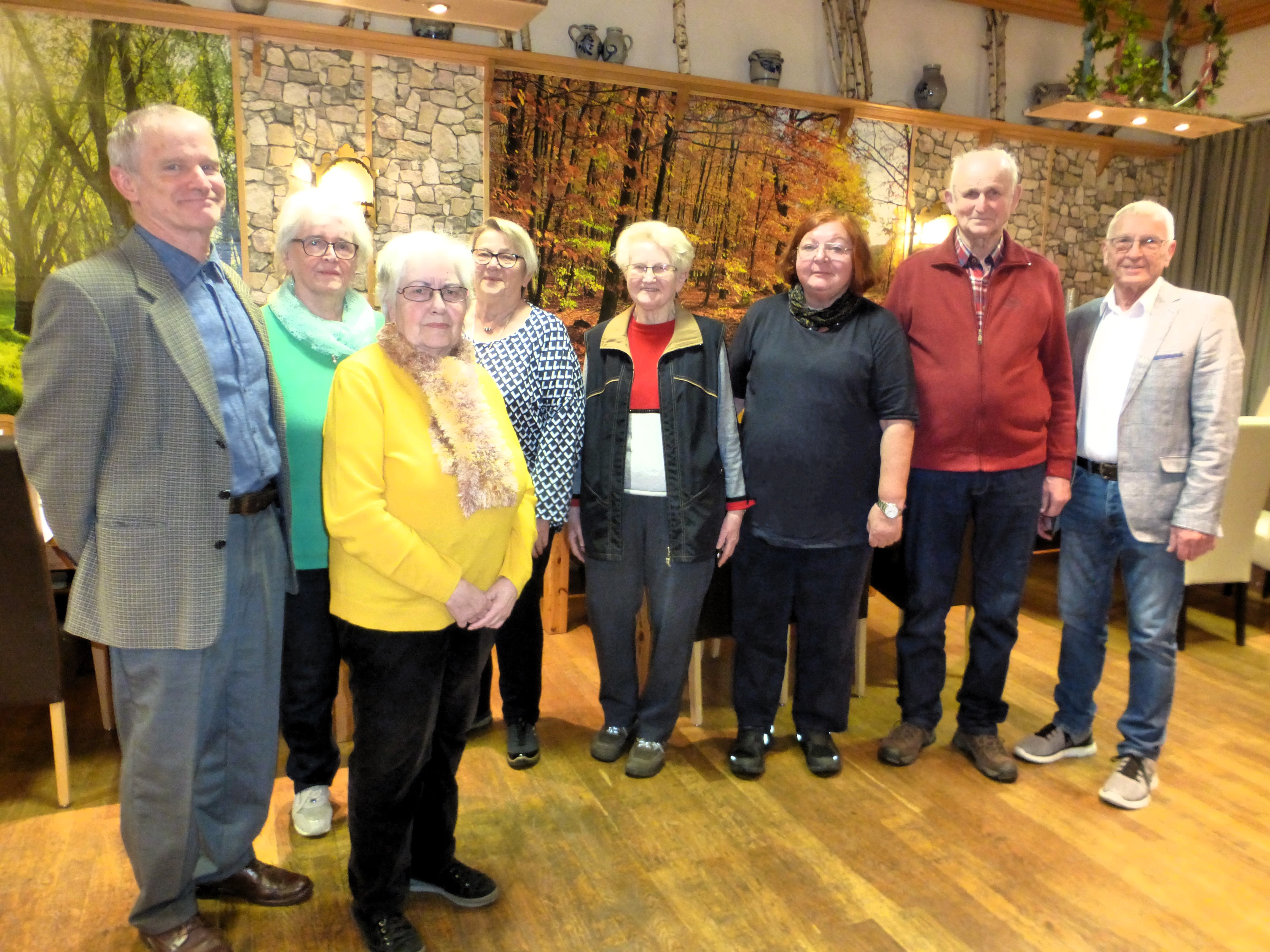 Die neue Vorstandschaft: v.l. Gerhard Reichert, Thea Hirsch, Irmgard Roth, Christa Reinhart, Hella Guckenberger, Eva Walter, Ferdinand Mertel, Karl Heinz Jahn, auf dem Bild fehlen: Richard Aulbach, Ursula Bilz, Gisela Baumgartner, Julius Klimt