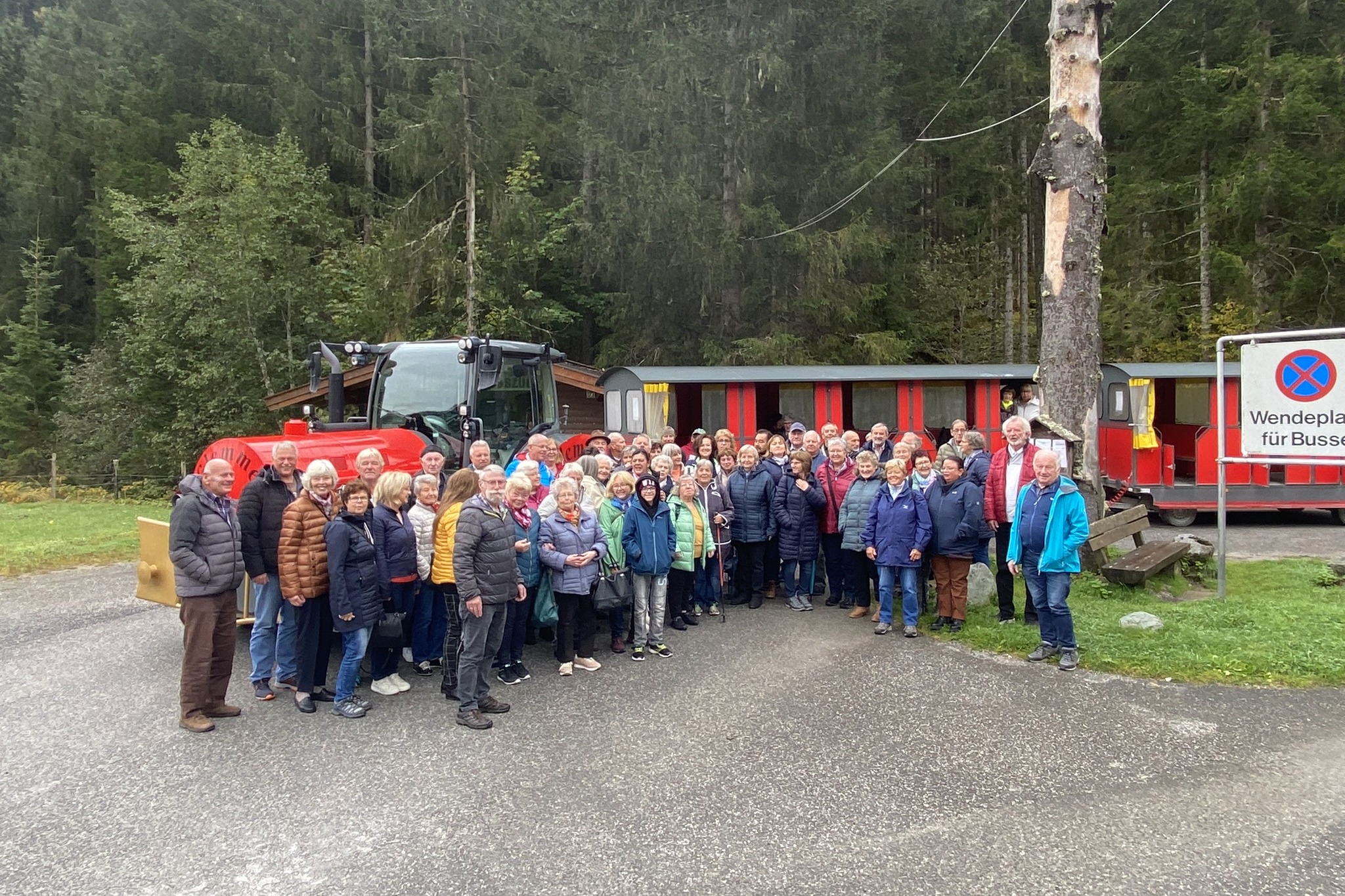 Teilnehmer des Ausflugs wartend auf den Bummelzug