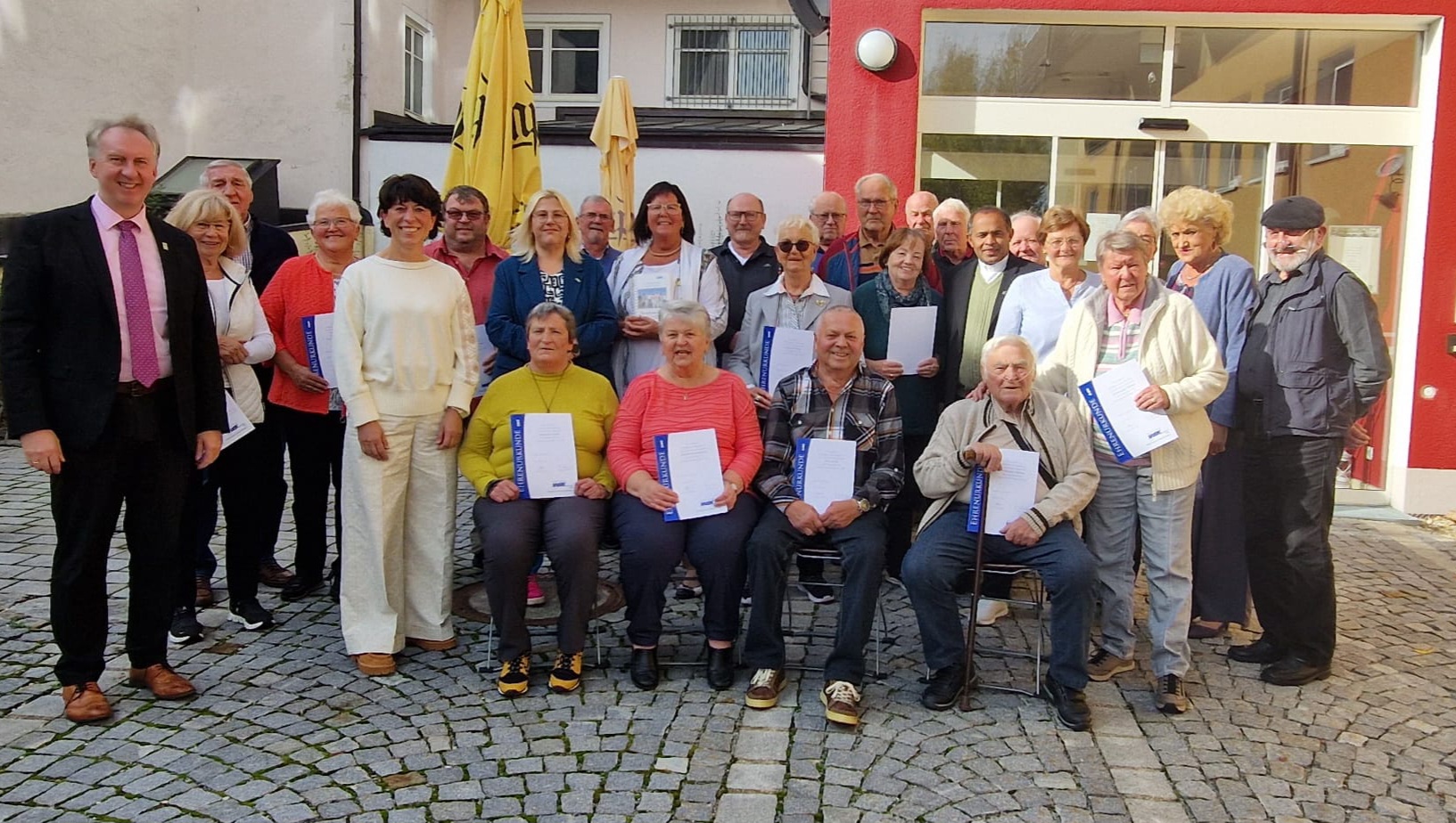 Helmut Plenk (Li.) und Ingrid Kufner (mitte hinten) mit den geehrten Mitgliedern