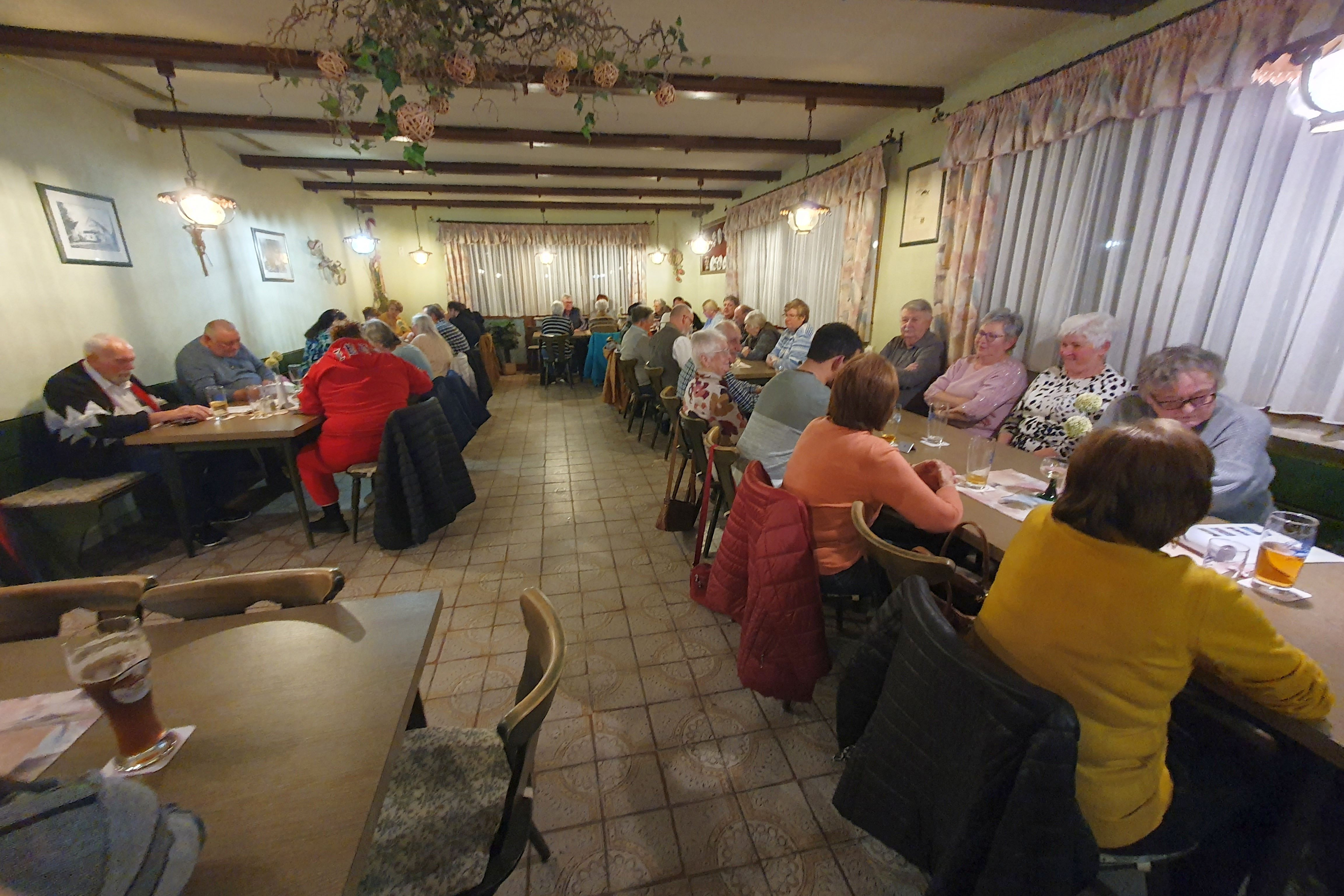 Teilnehmer beim Karpfenessen in Trailsdorf