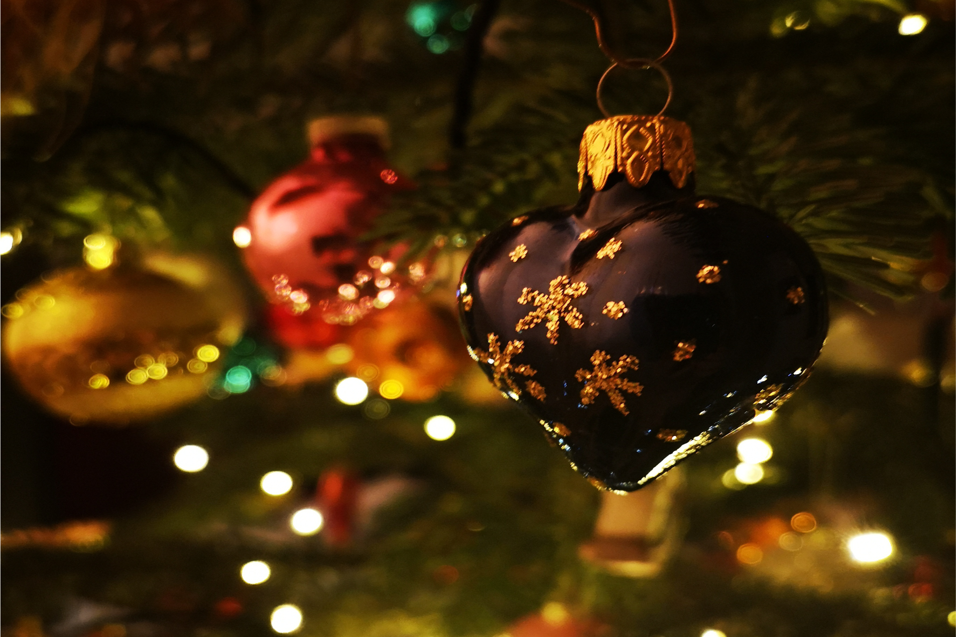 Golden glänzen die bunten Glaskugeln am Weihnachtsbaum.