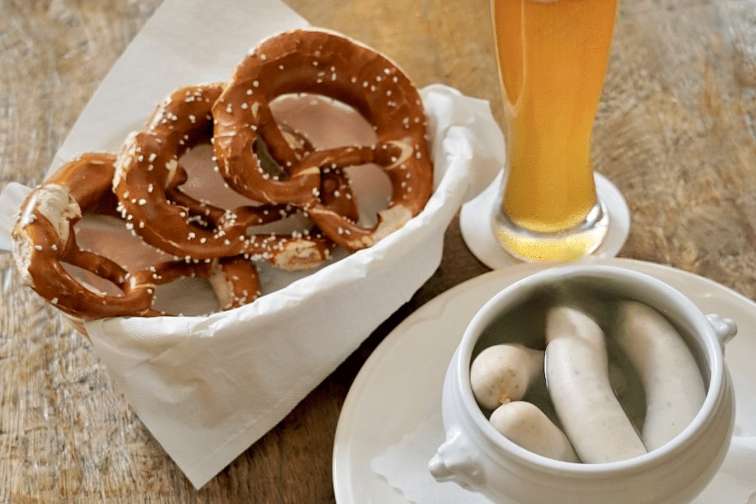 Brezn, Wei&szlig;w&uuml;rste im Topf und ein gut gef&uuml;lltes Wei&szlig;bierglas