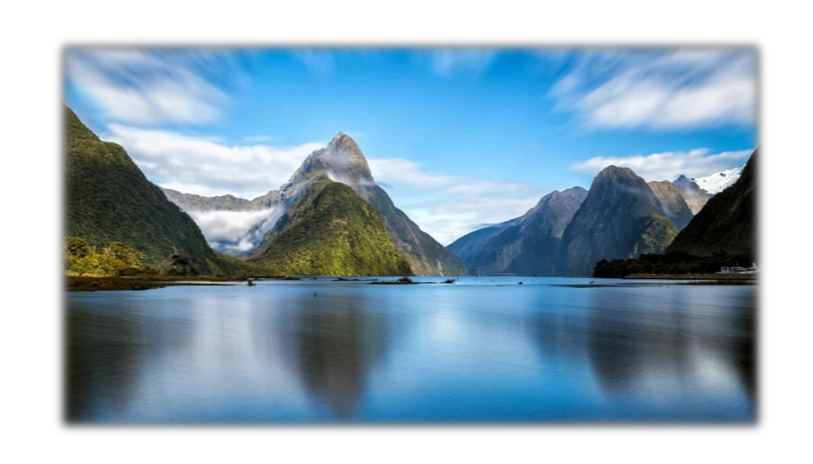 Bild zeigt atemberaubende Landschaft mit Berg und See