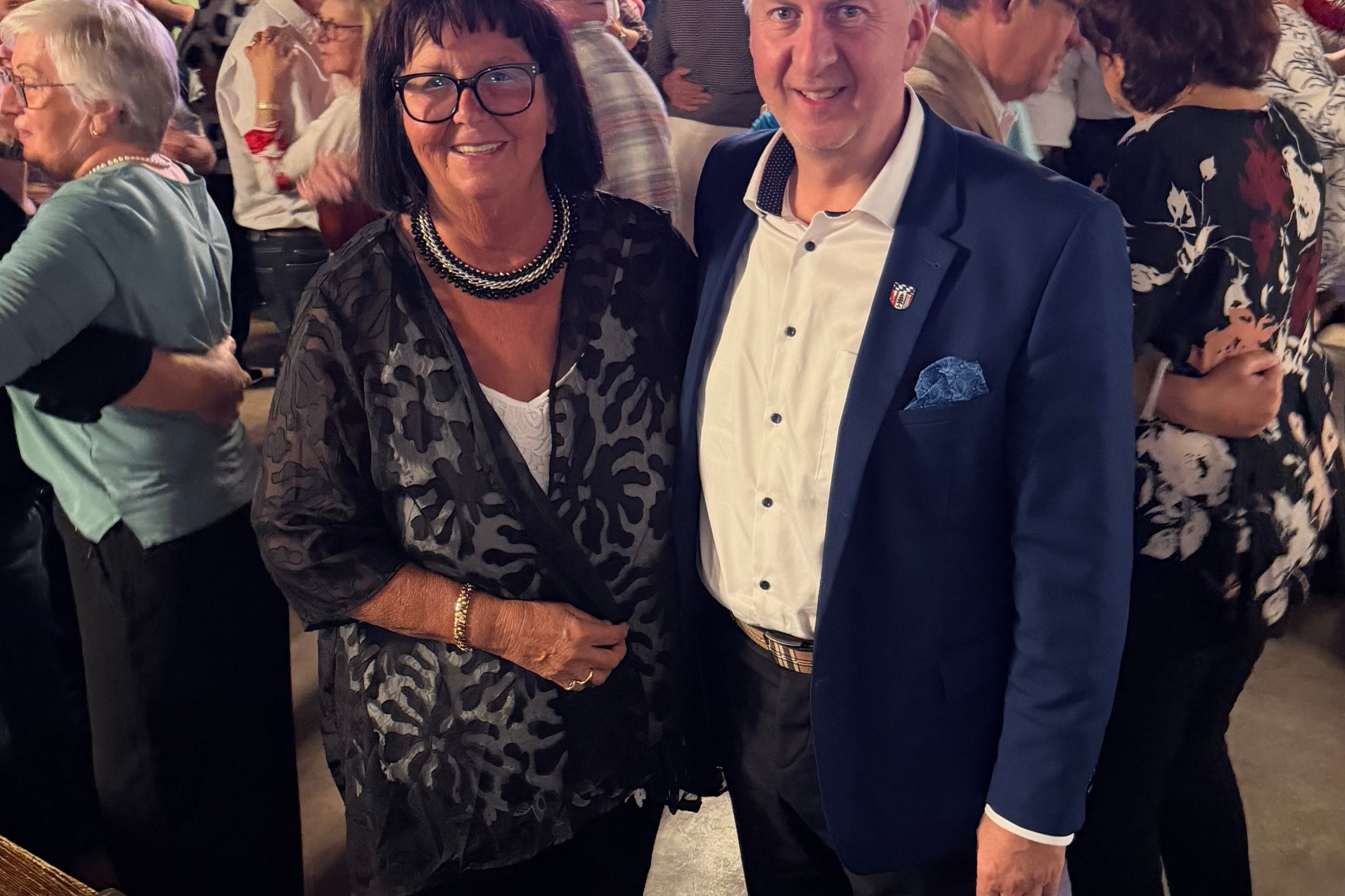 Auf dem Foto sind Ingrid Kufner und Helmut Plenk und die Tanzfreunde des VdK Arberland