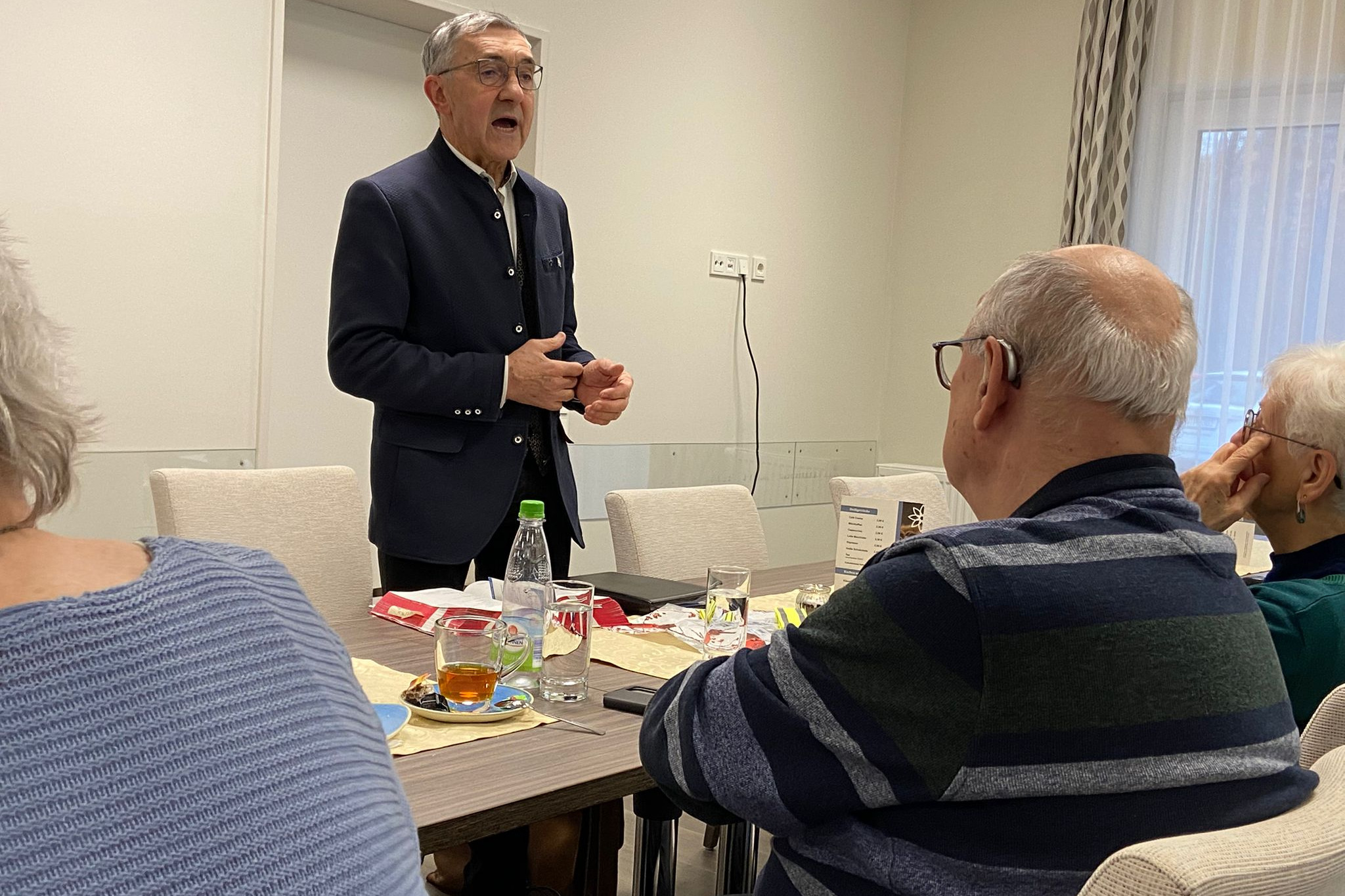 Pfarrer Benning begr&uuml;&szlig;t mit den Teilnehmer das neue Jahr