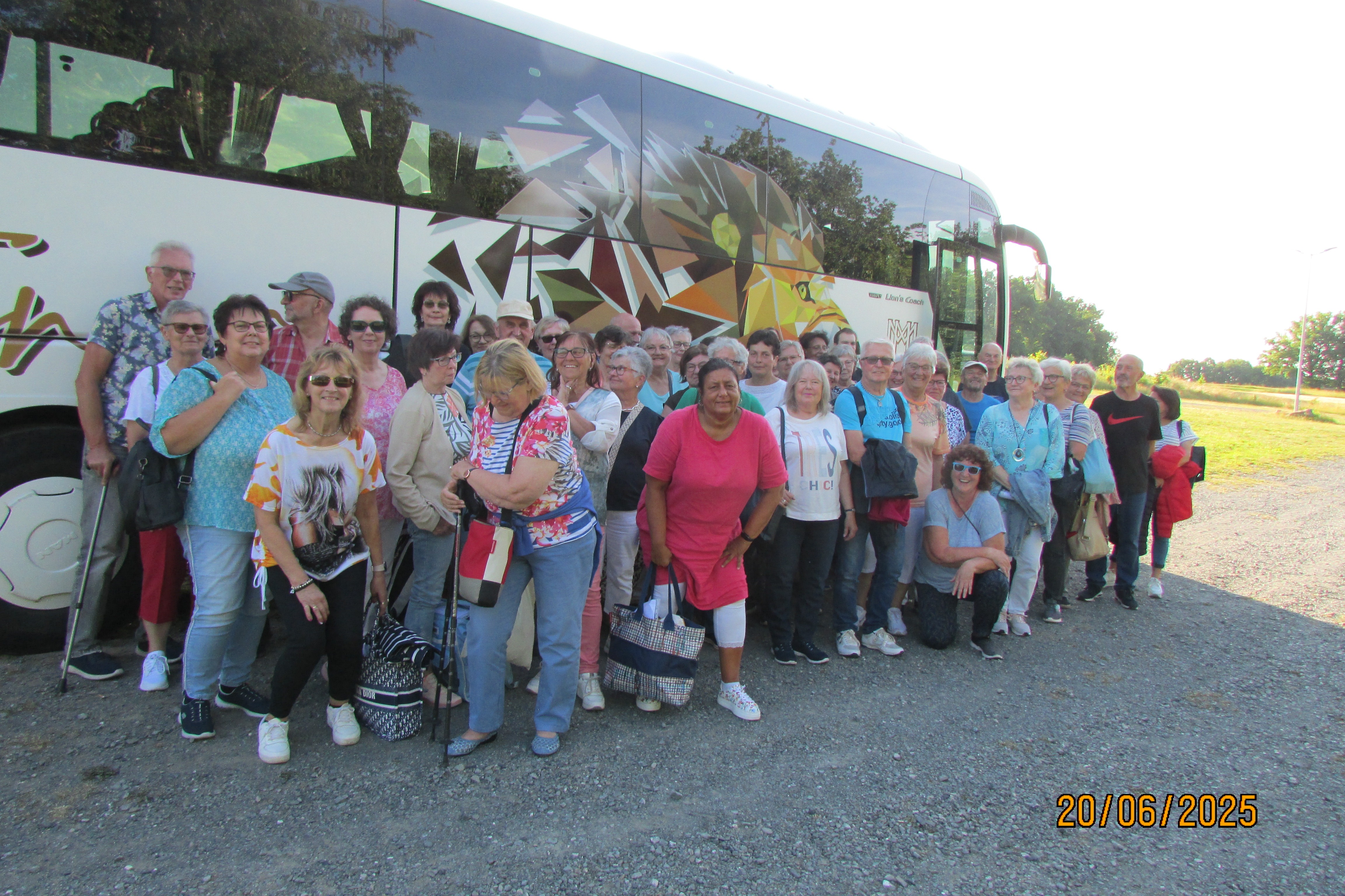 Gruppe Personen vor dem Bus