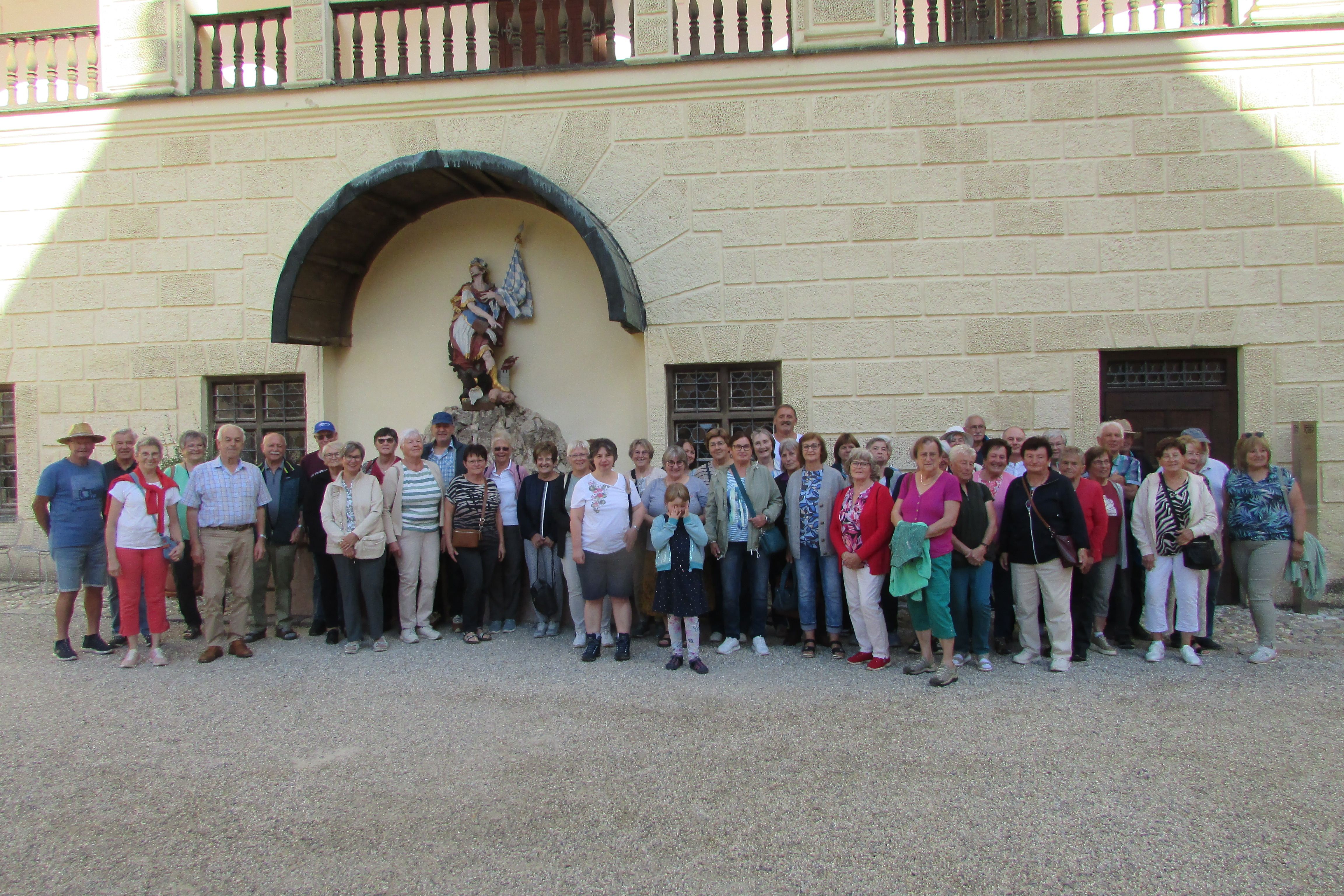 Bild 1: Im Innenhof der Trausnitz versammelte sich der gro&szlig;e Reisegruppe des VdK Ortsverbandes zum Gruppenfoot mit Martha Wittenzellner (3.v.l) und rechts neben ihre OV Max Hauseneder